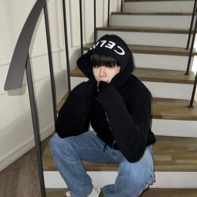 Celine Loose Zipped Hooded Sweatshirt in Cotton Fleece with Celine Print Black 착용 스타일