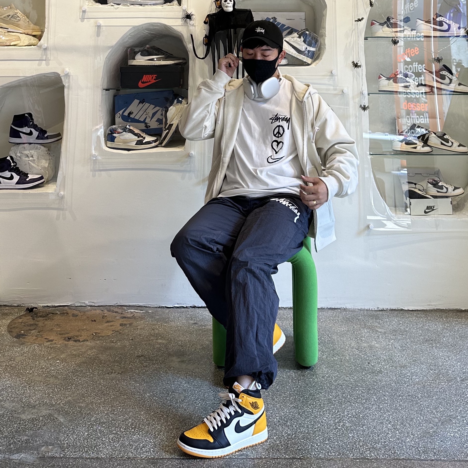 Apple AirPods Max Lightning Silver (Korean Ver.), Nike x Stussy Beach Pants Off Noir 착용 스타일