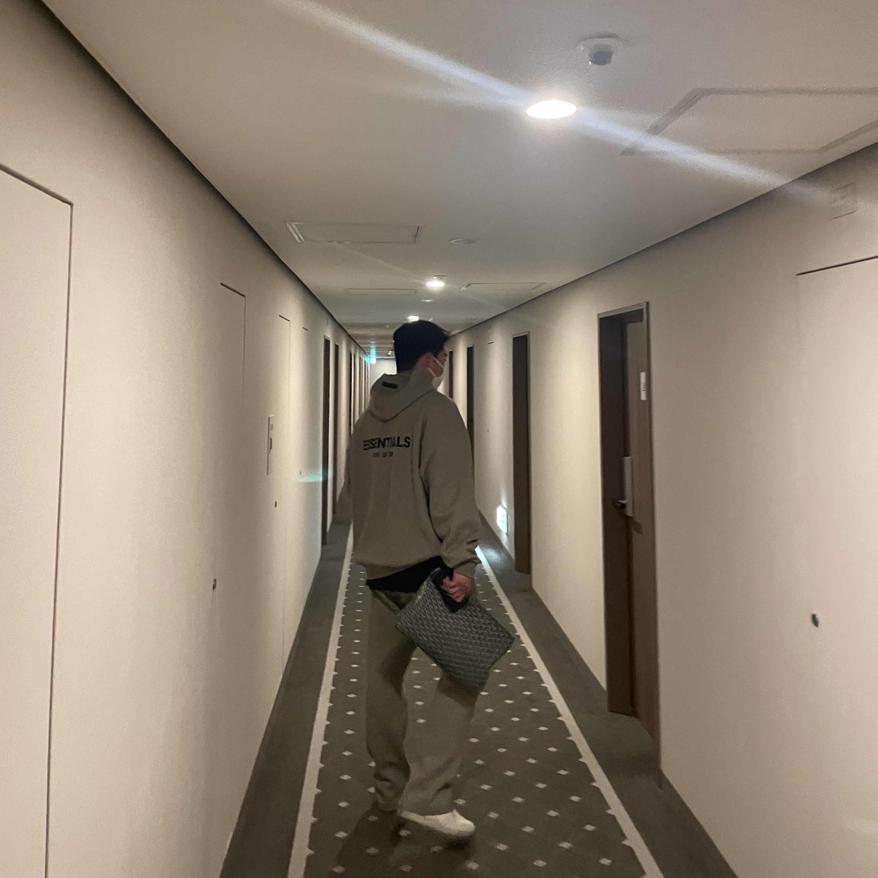 Essentials The Core Collection Hoodie Dark Oatmeal, Essentials The Core Collection Relaxed Sweatpants Dark Oatmeal 착용 스타일 - 3