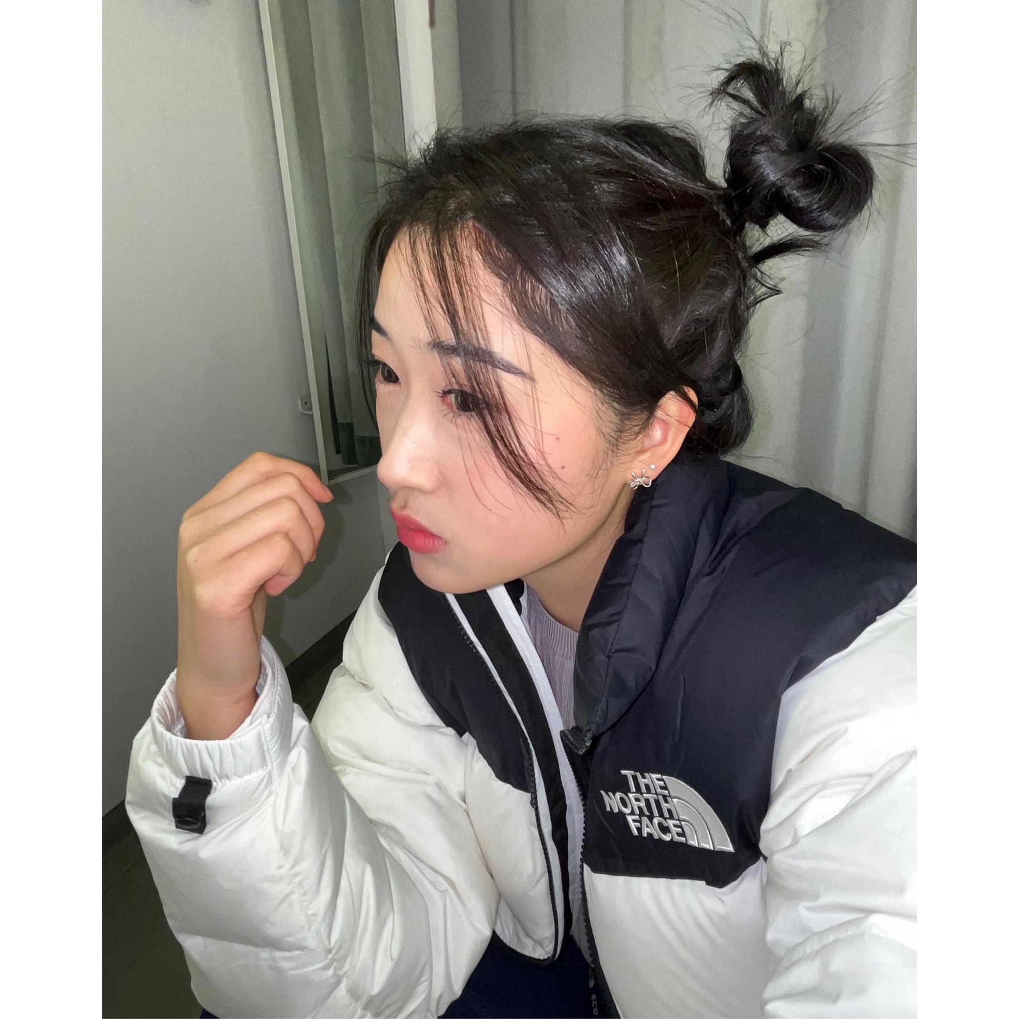 Apple AirPods Max Lightning Silver (Korean Ver.), The North Face 1996 Eco Nuptse Jacket White 착용 스타일 - 2
