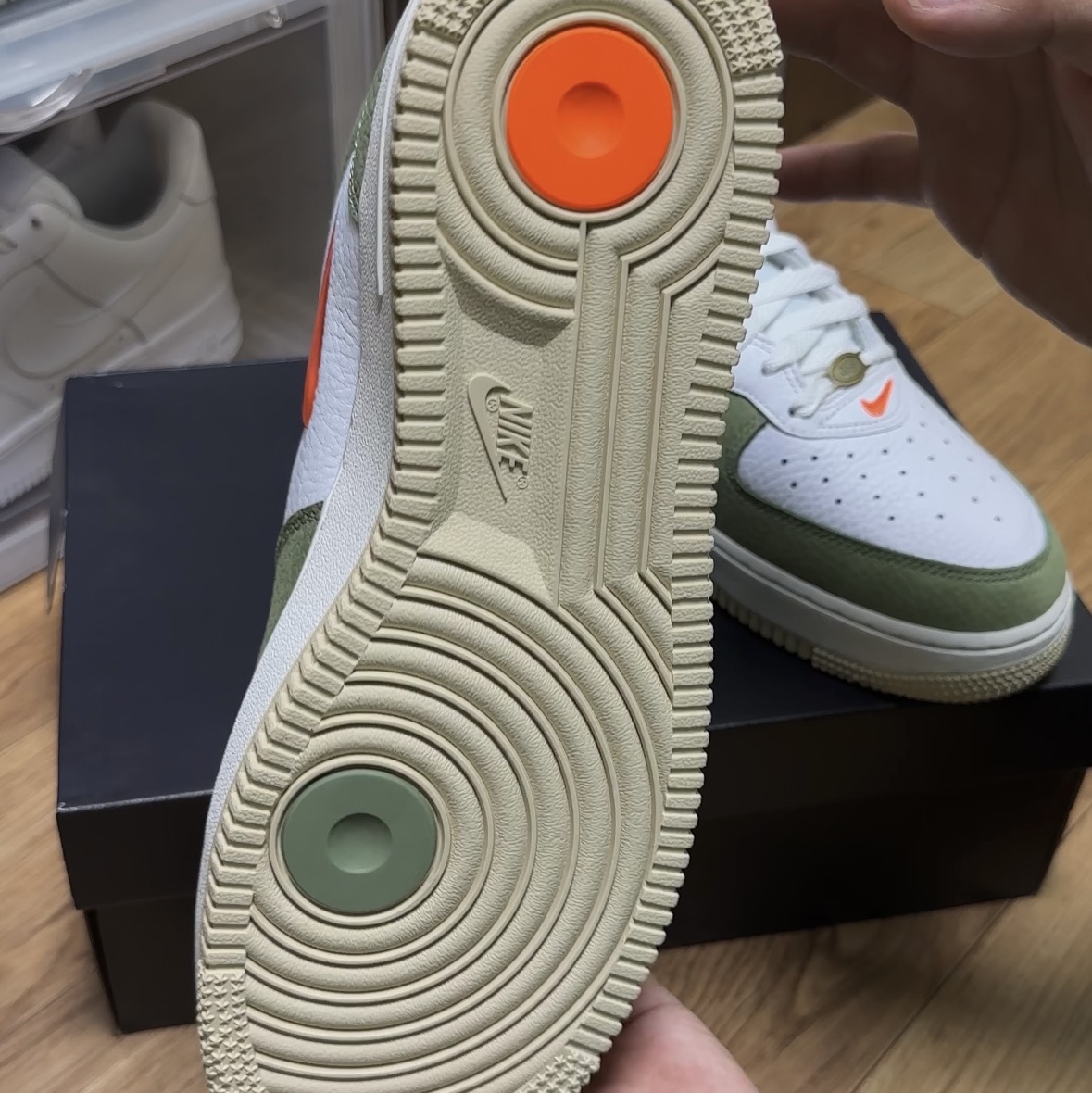 Nike Air Force 1 Mid '07 QS Olive Green and Total Orange 착용 스타일 - 3