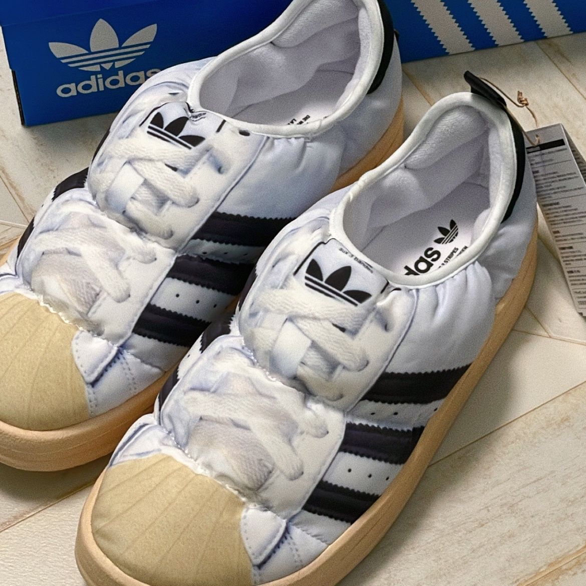 Adidas Puffylette Superstar Cloud White 착용 스타일