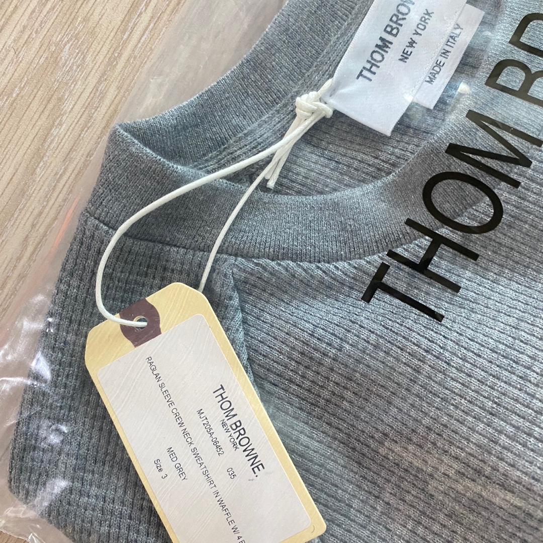 Thom Browne Compact Waffle 4-Bar Crewneck Sweatshirt Medium Grey 착용 스타일
