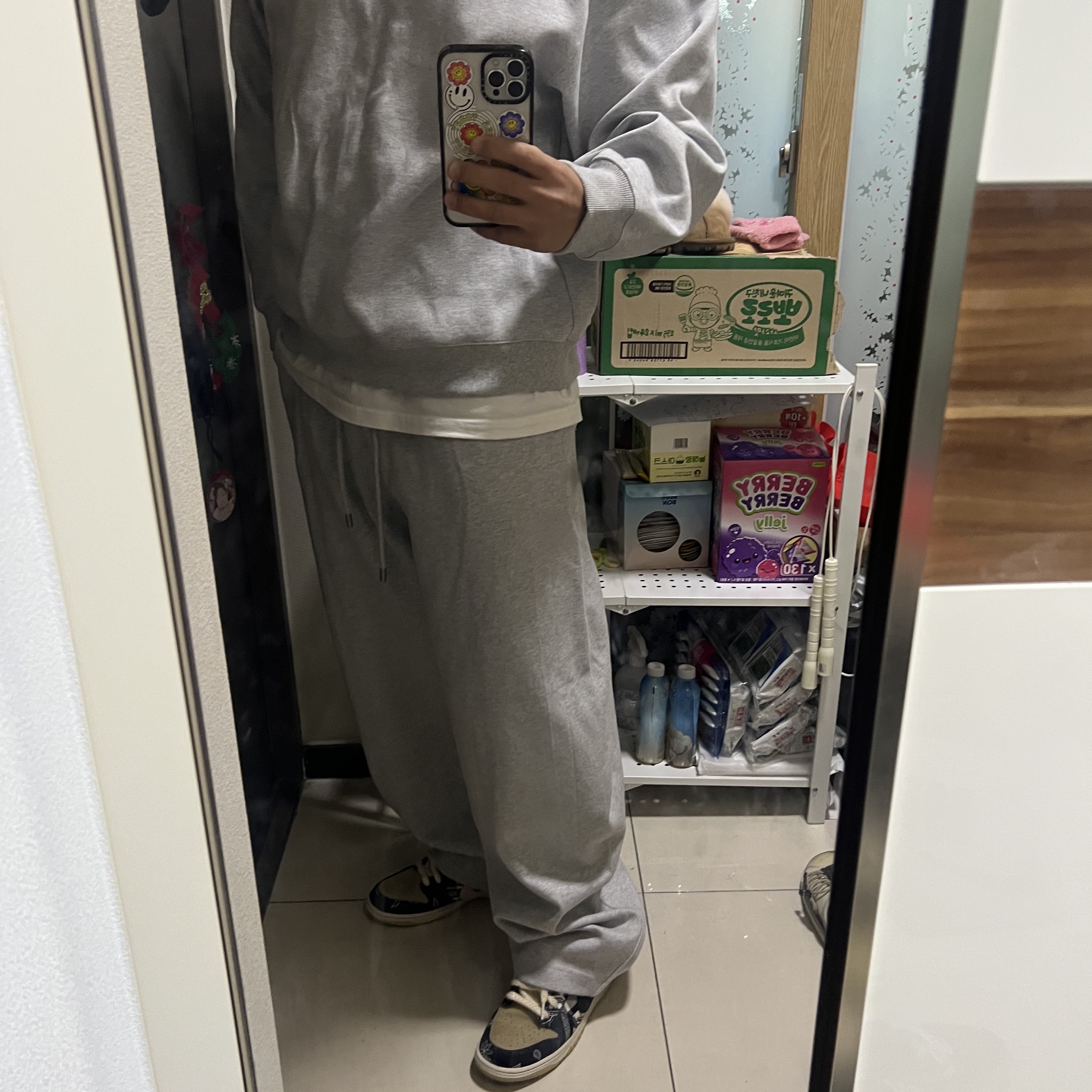 Zara x Ader Error Jogger Pants Grey, Zara x Ader Error Oversize Sweatshirt Grey 착용 스타일 - 2