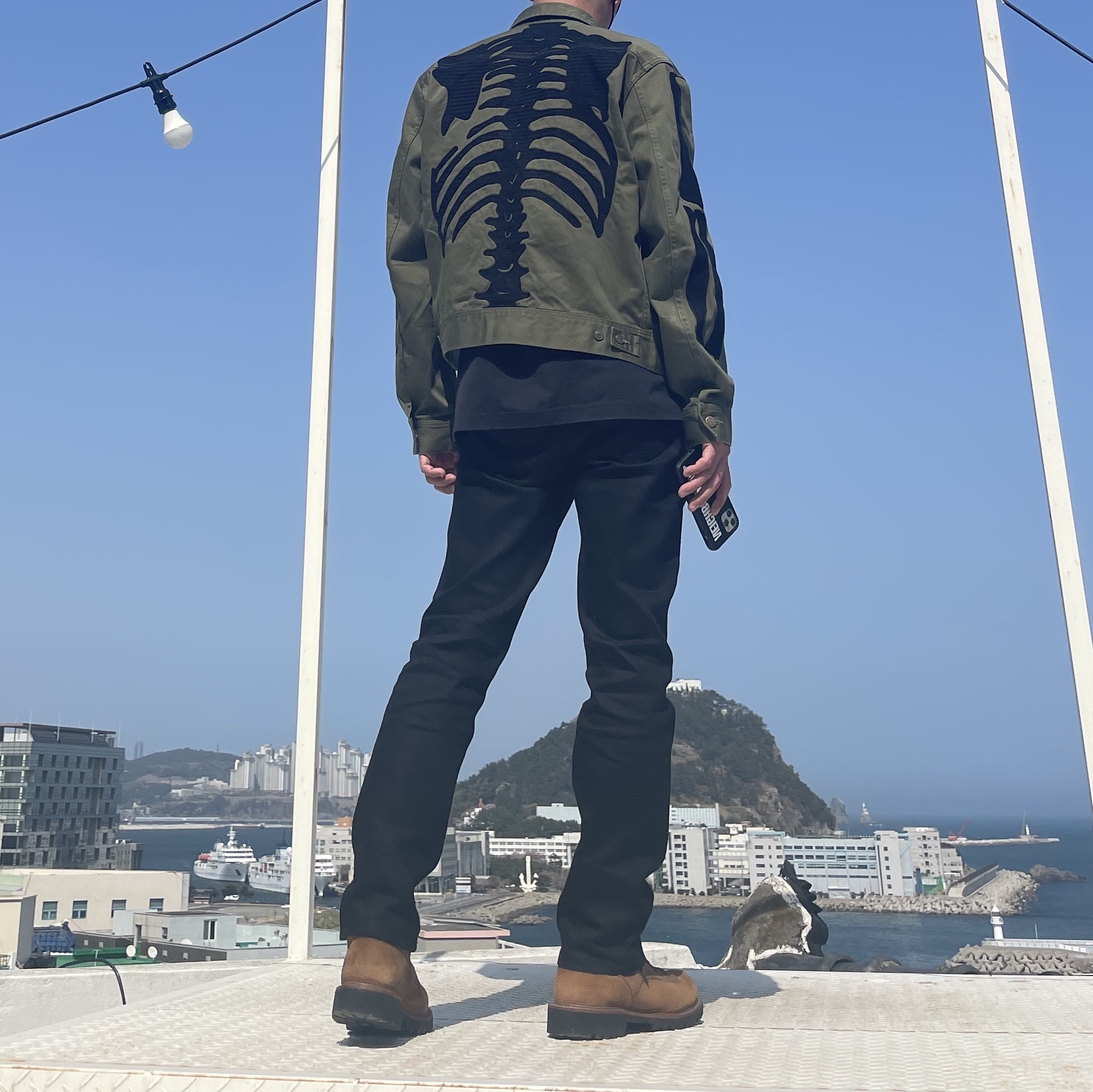 Kapital Vintage Satin Mexican Tuxedo Westerner Bone Jacket Khaki, Casetify x Neighborhood x Wind and Sea MagSafe Impact Case Matte Black 착용 스타일