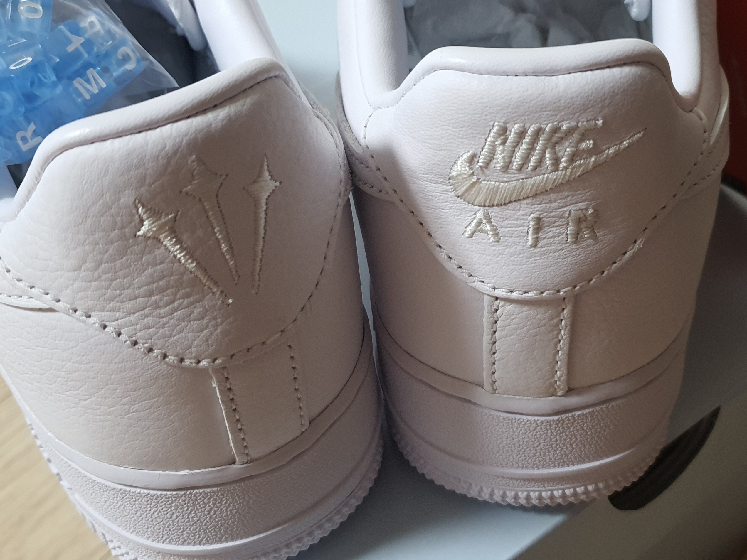 Nike x Drake Nocta Air Force 1 Low SP Certified Lover Boy White 착용 스타일 - 3