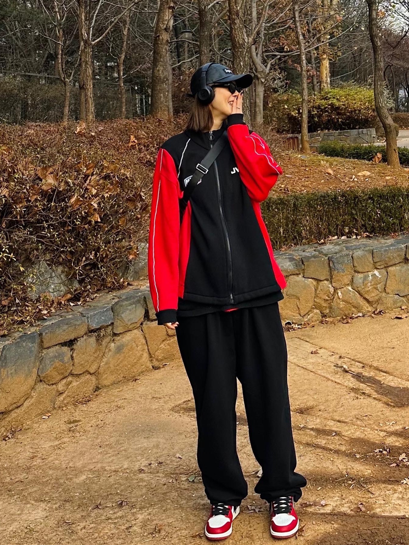 Jordan 1 Retro High OG Chicago 2022, Prada Re-Nylon and Saffiano Leather Shoulder Bag Black 착용 스타일 - 1