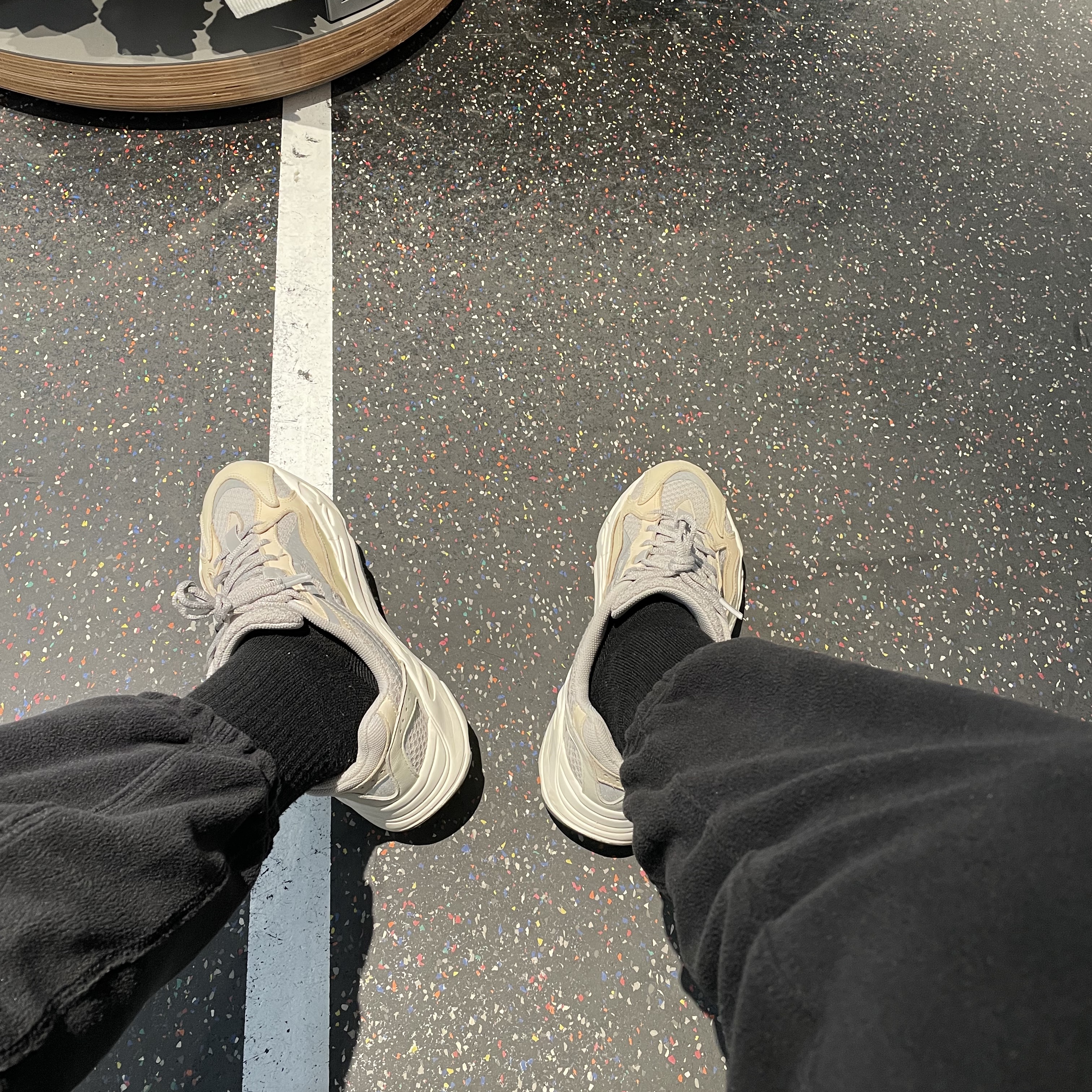 Adidas Yeezy Boost 700 V2 Cream 착용 스타일