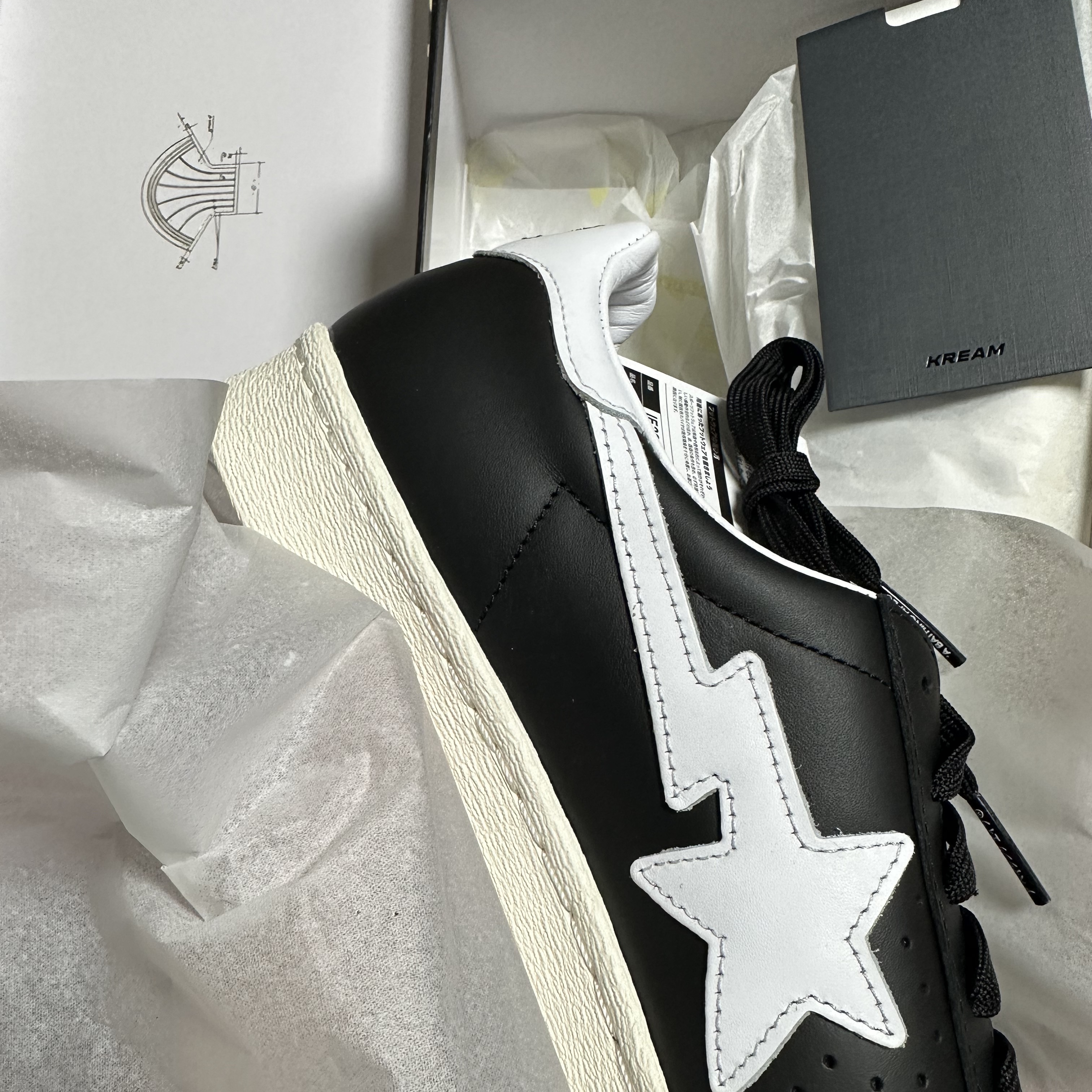 Adidas x BAPE Superstar 80s Core Black Off White 착용 스타일 - 2