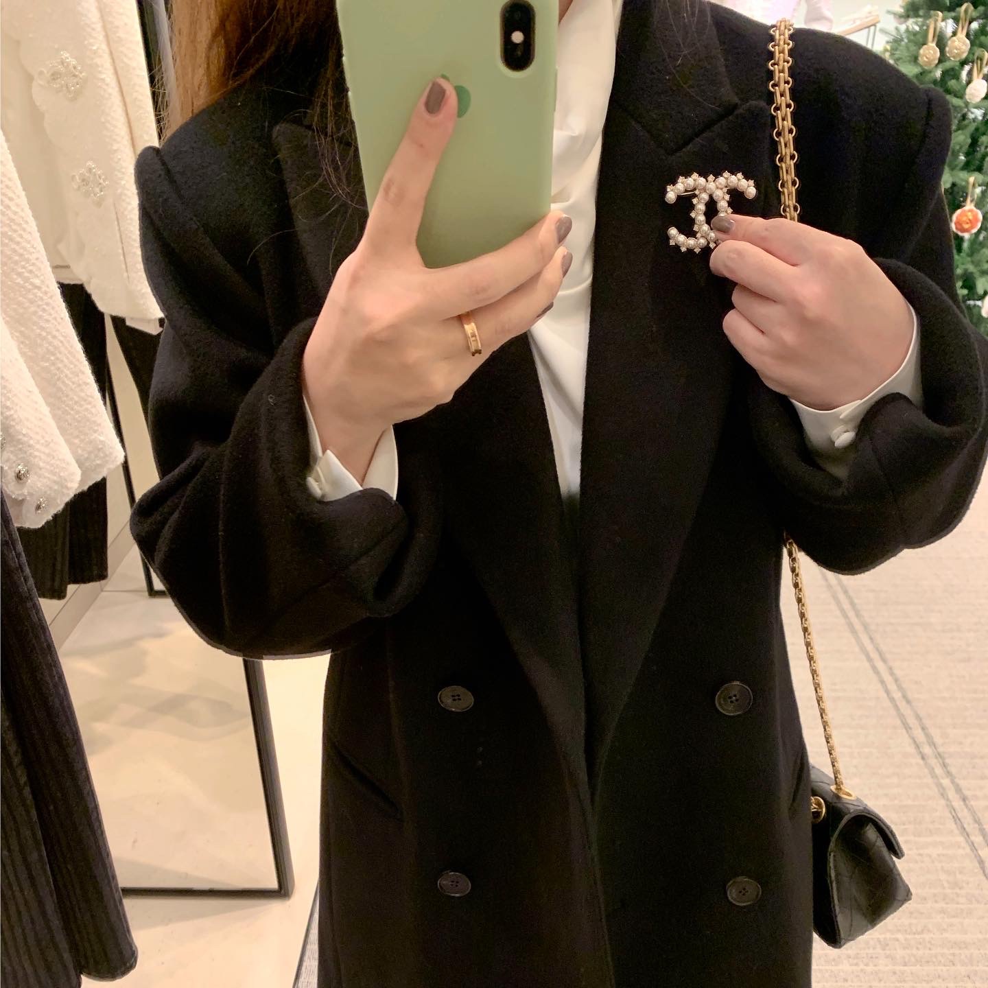 Chanel Mini 2.55 Handbag Aged Calfskin & Gold Black 착용 스타일