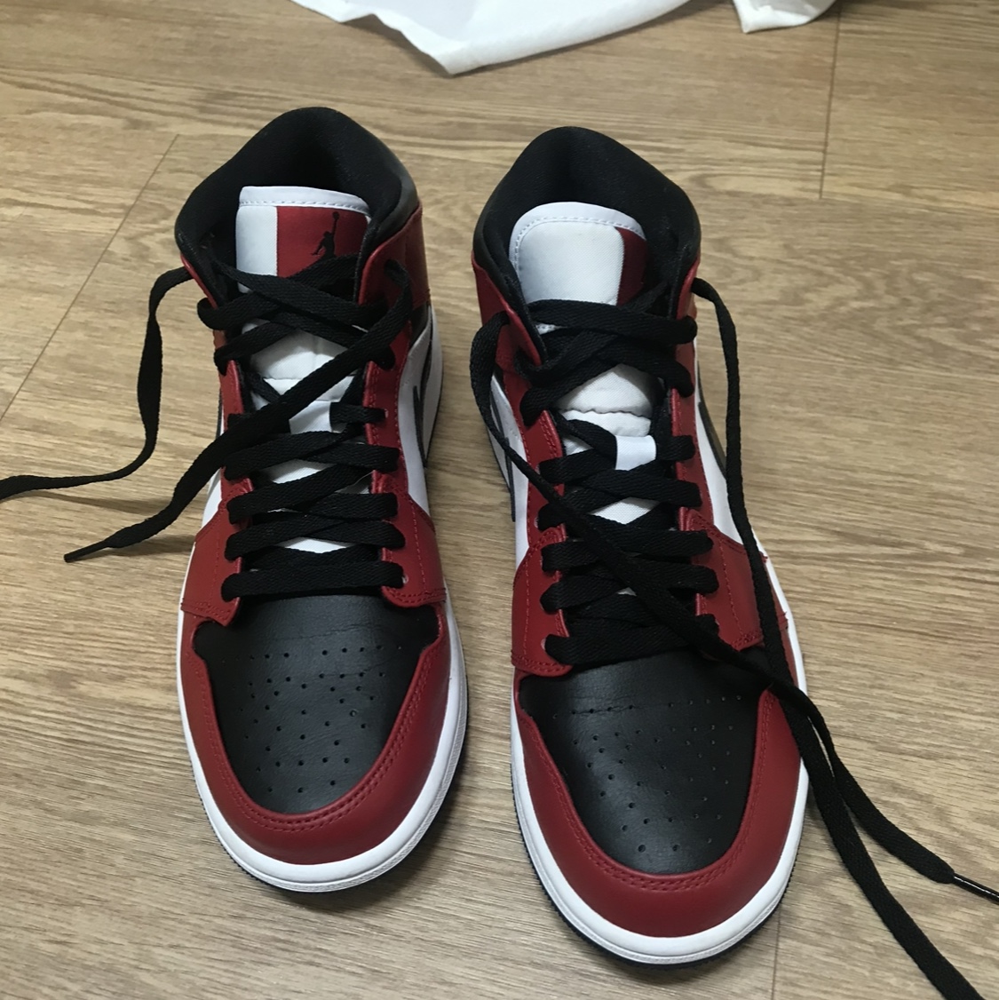Jordan 1 Mid Chicago Black Toe 착용 스타일 - 2