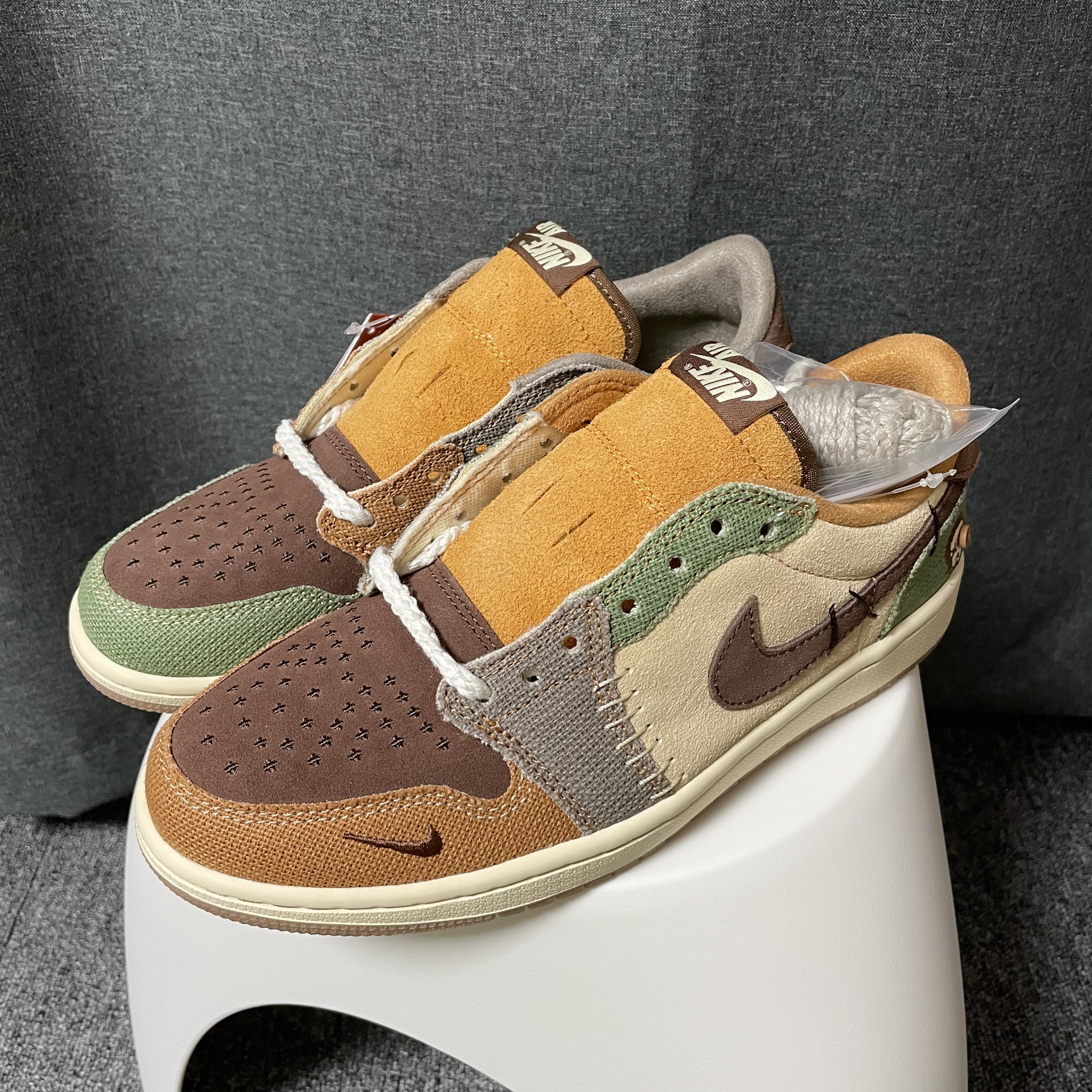 Jordan 1 x Zion Williamson Retro Low OG Flax and Oil Green 착용 스타일 - 1
