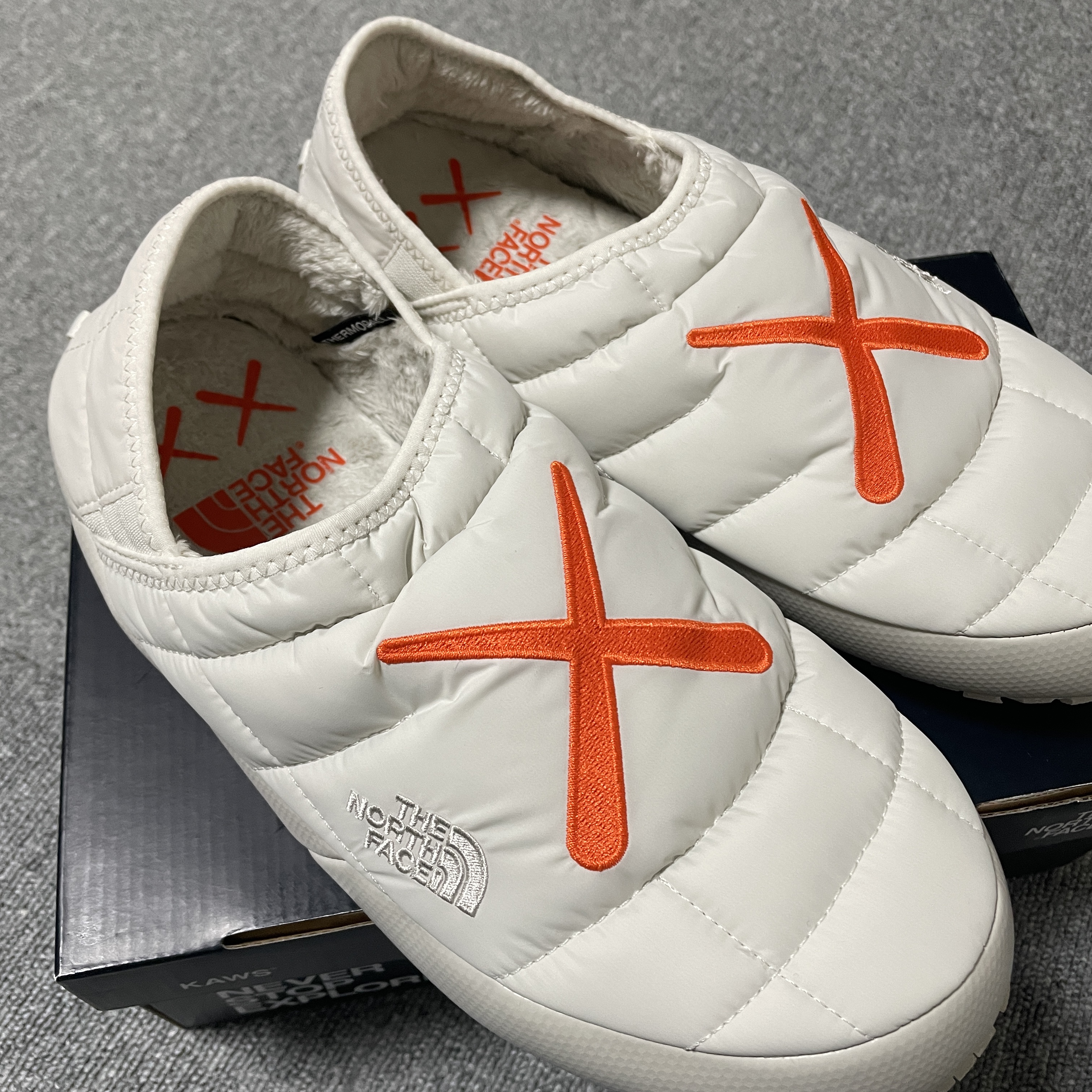 The North Face x Kaws Thermoball Traction Mule VS Moonlight Ivory Orange - 22FW 착용 스타일