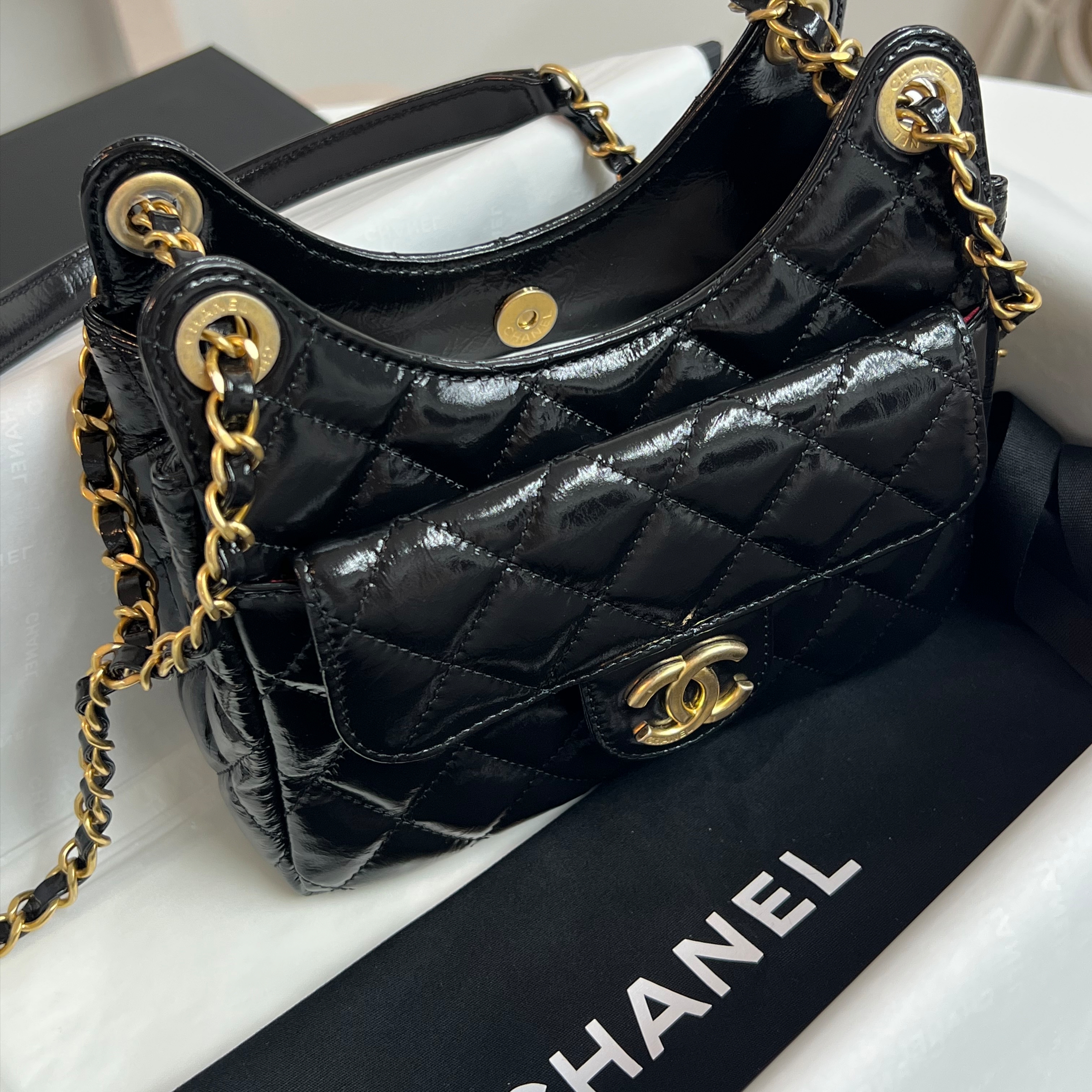 Chanel Small Hobo Bag Shiny Crumpled Calfskin & Gold Black 착용 스타일 - 1