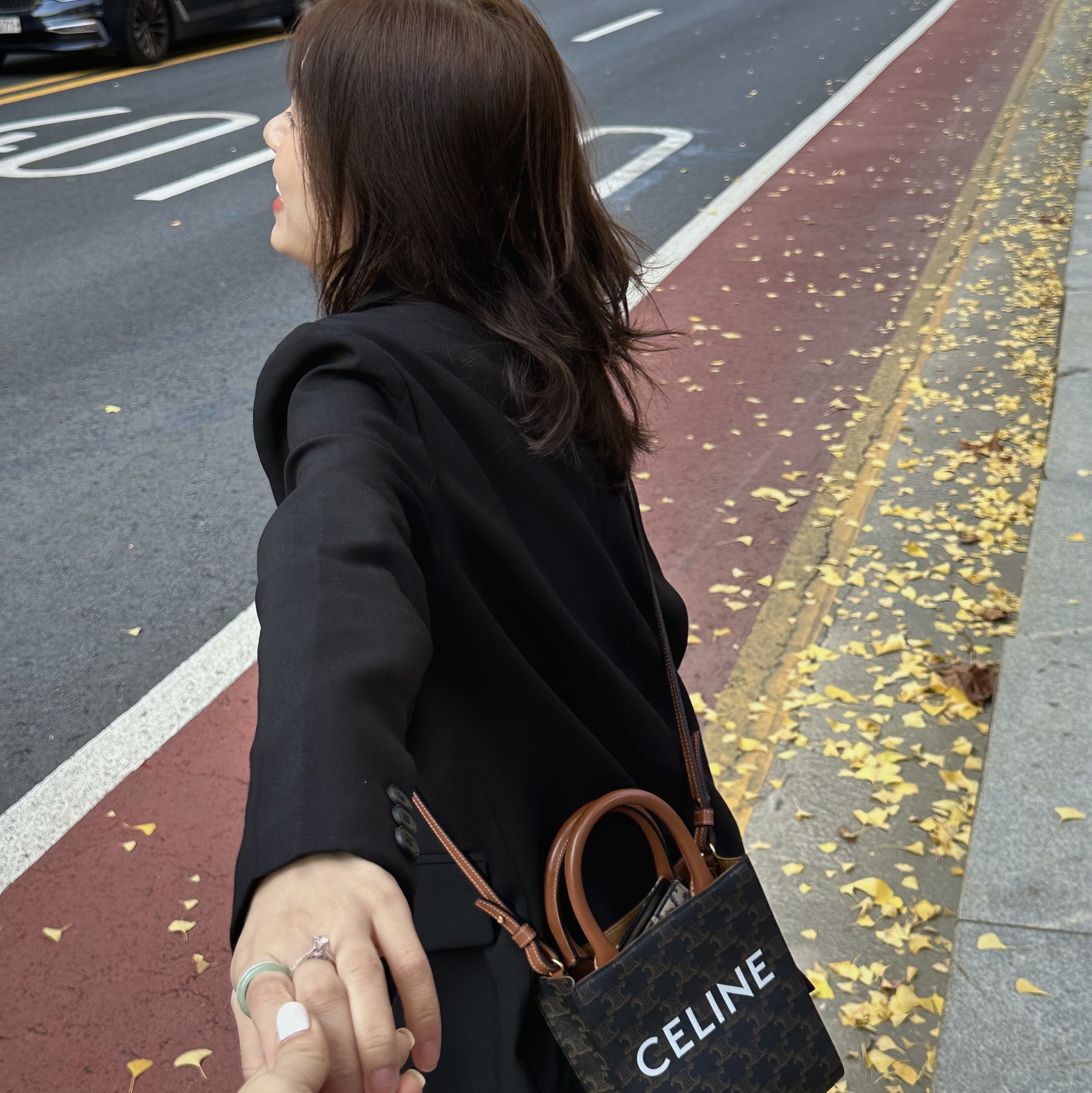 Jordan 1 x Travis Scott x Fragment Retro Low OG SP Military Blue, Celine Mini Vertical Cabas in Triomphe Canvas and Calfskin with Celine Print Tan 착용 스타일 - 3