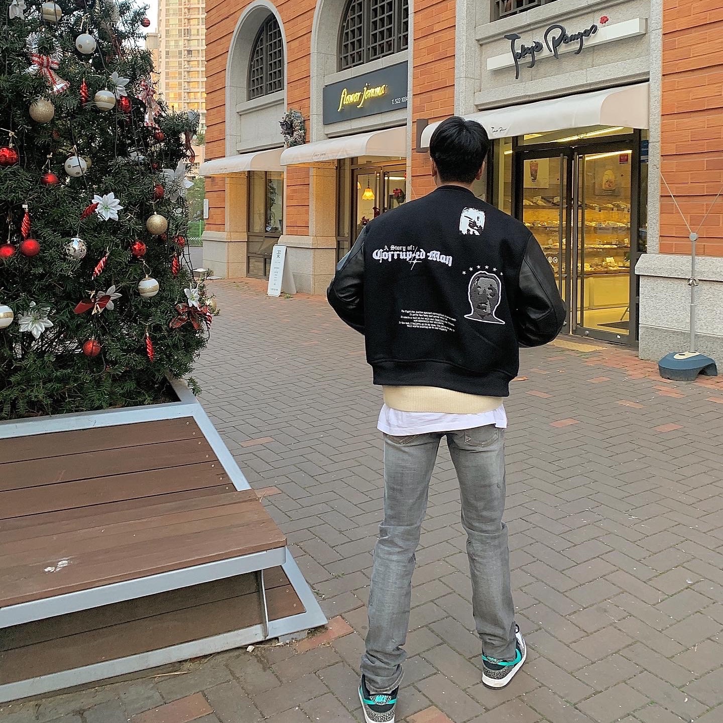 Stussy Curly S Sweater Natural, Undermycar Legion.03 Slim Fit Blue Stitch Washed Jeans Washed Gray 착용 스타일 - 2