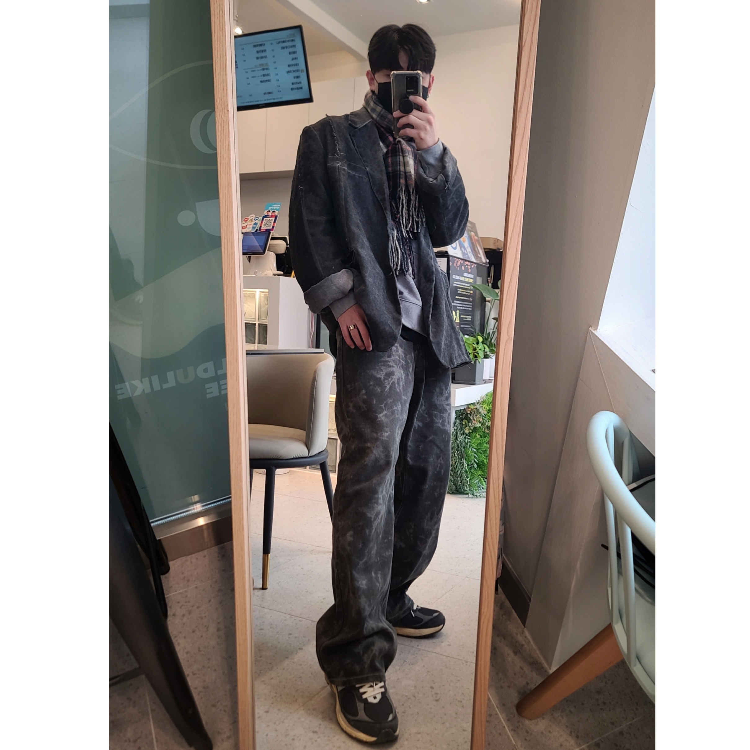 New Balance 2002R Special Vintage Black Grey 착용 스타일 - 1