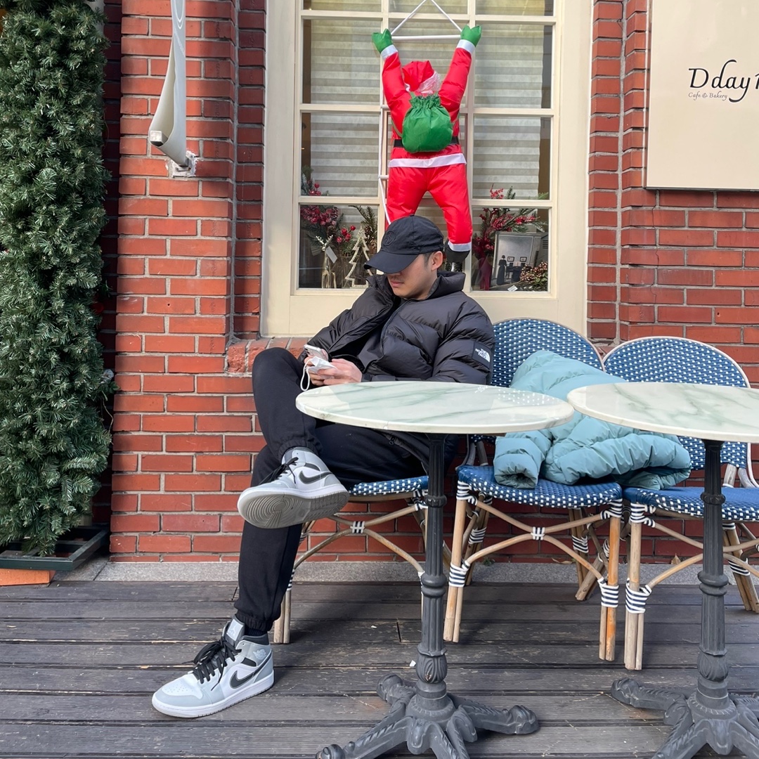 Jordan 1 Mid Light Smoke Grey Anthracite, The North Face 1992 Nuptse Jacket Black 착용 스타일