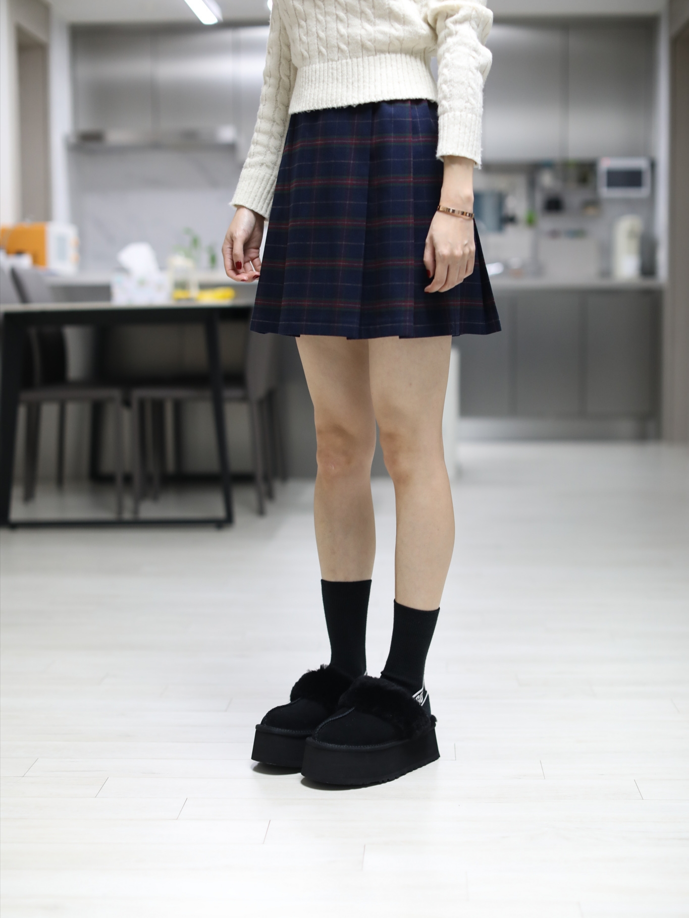 (W) UGG Funkette Slides Black 착용 스타일