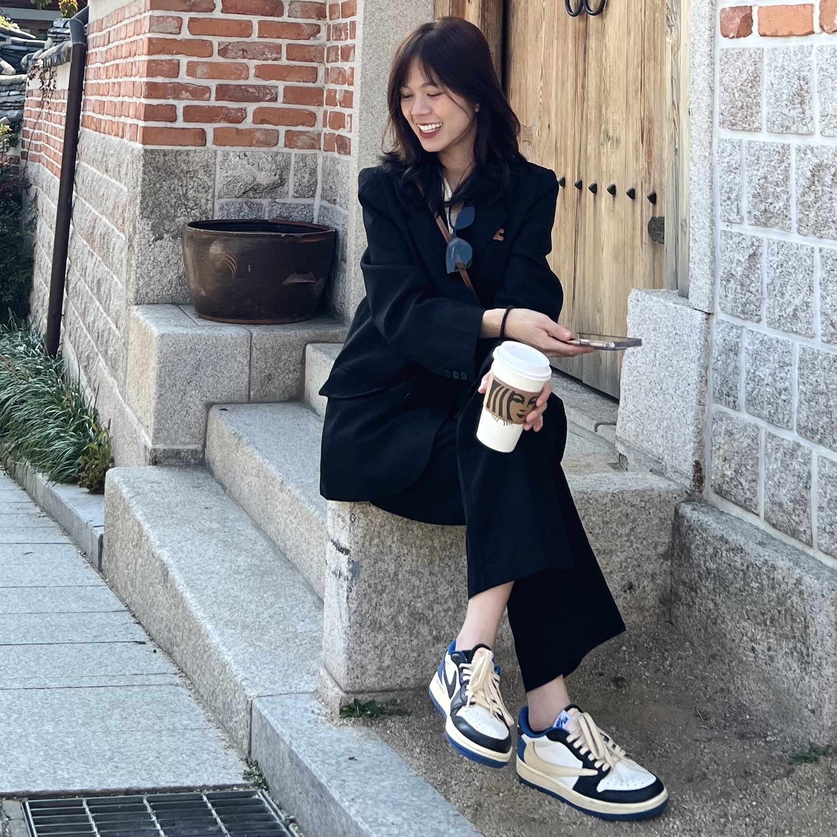 Jordan 1 x Travis Scott x Fragment Retro Low OG SP Military Blue, Celine Mini Vertical Cabas in Triomphe Canvas and Calfskin with Celine Print Tan 착용 스타일 - 1