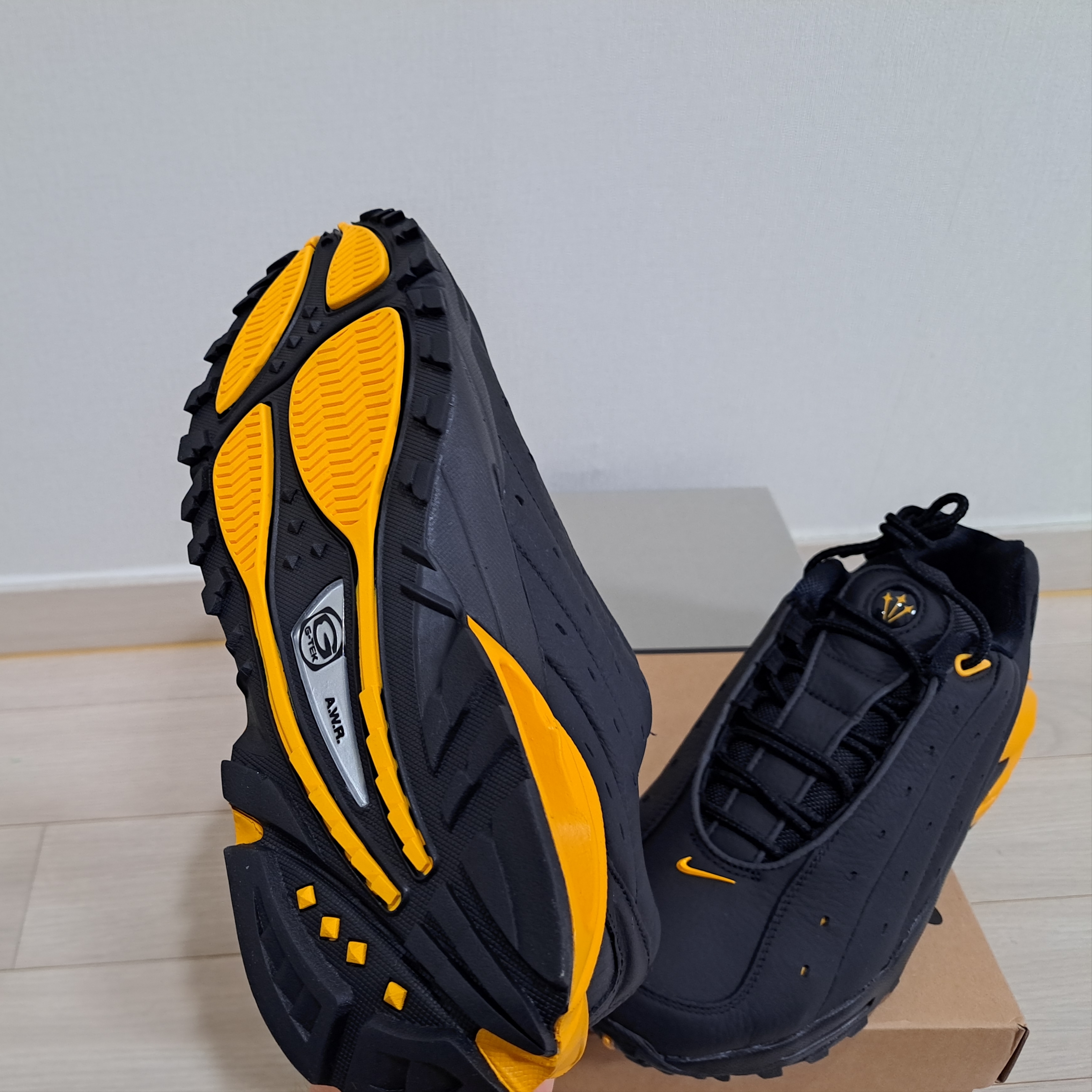 Nike x Drake Nocta Hot Step Air Terra Black and Yellow 착용 스타일 - 3