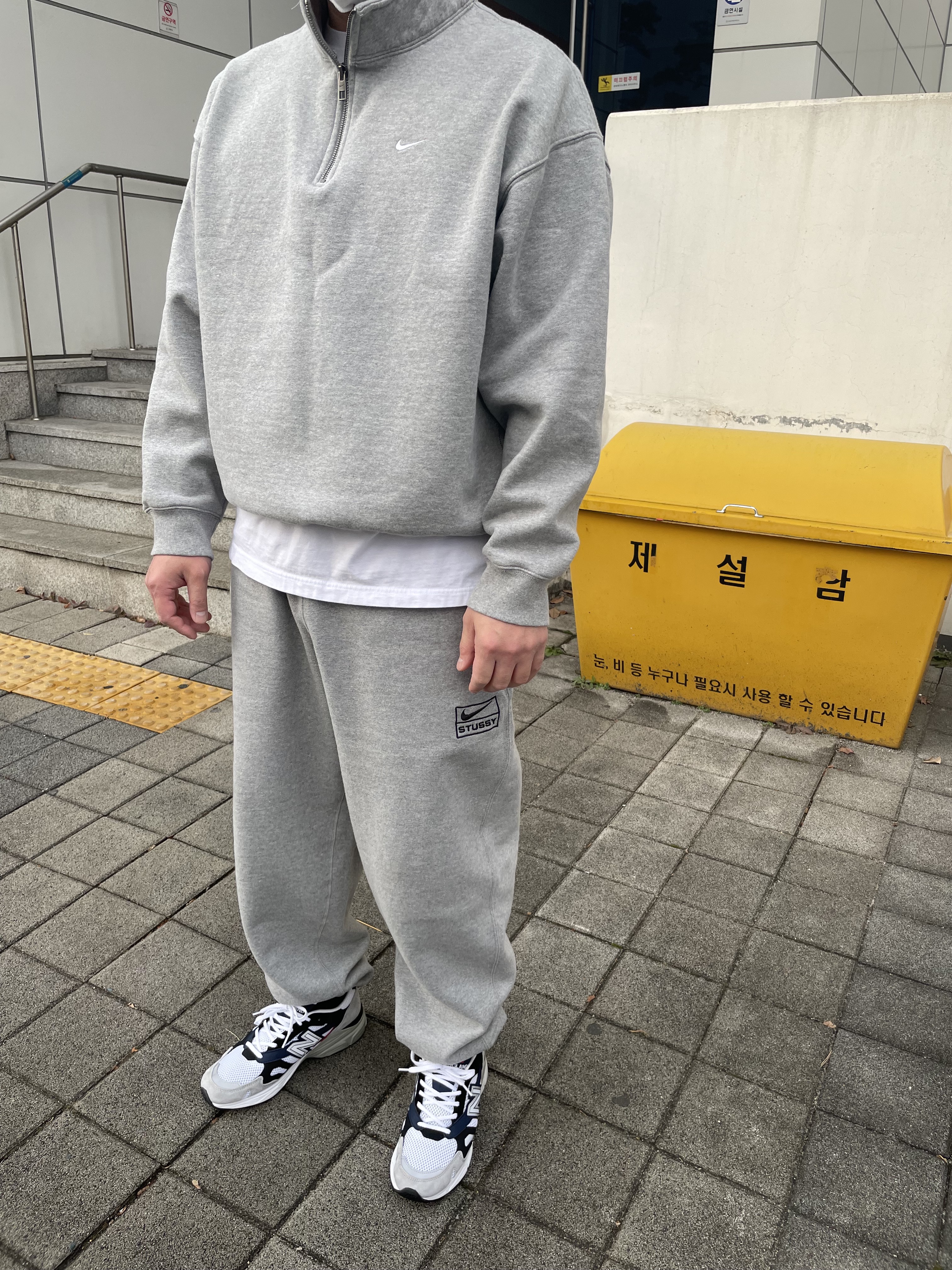 New Balance 920 Made in UK Silver Navy, Nike x Stussy NRG RA Fleece Pants Dark Grey Heather (DJ9490-063) 착용 스타일 - 1