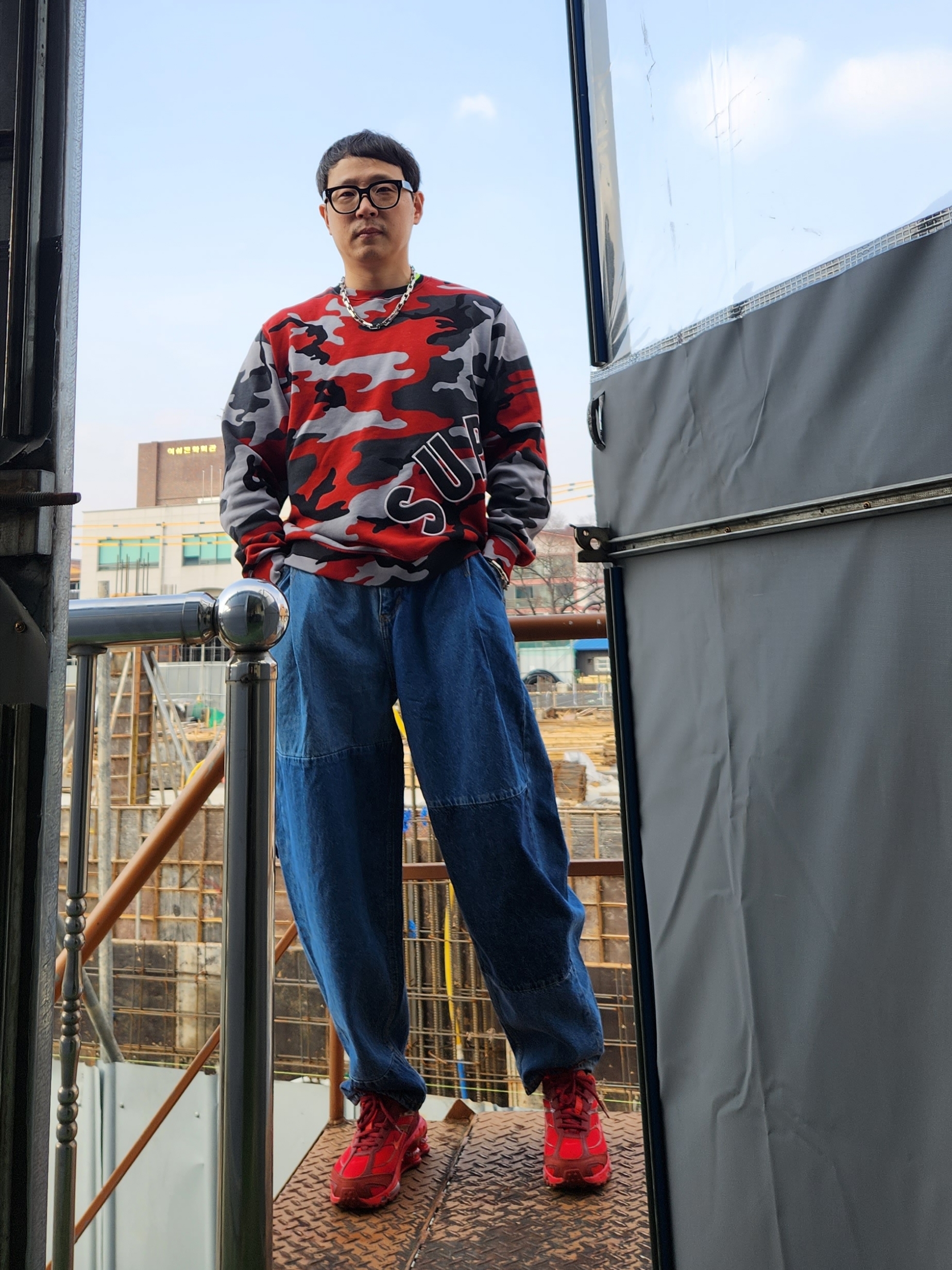Zara x Ader Error Barrel Leg Jeans Blue, Louis Vuitton Monogram Chain Necklace Silver 착용 스타일 - 4