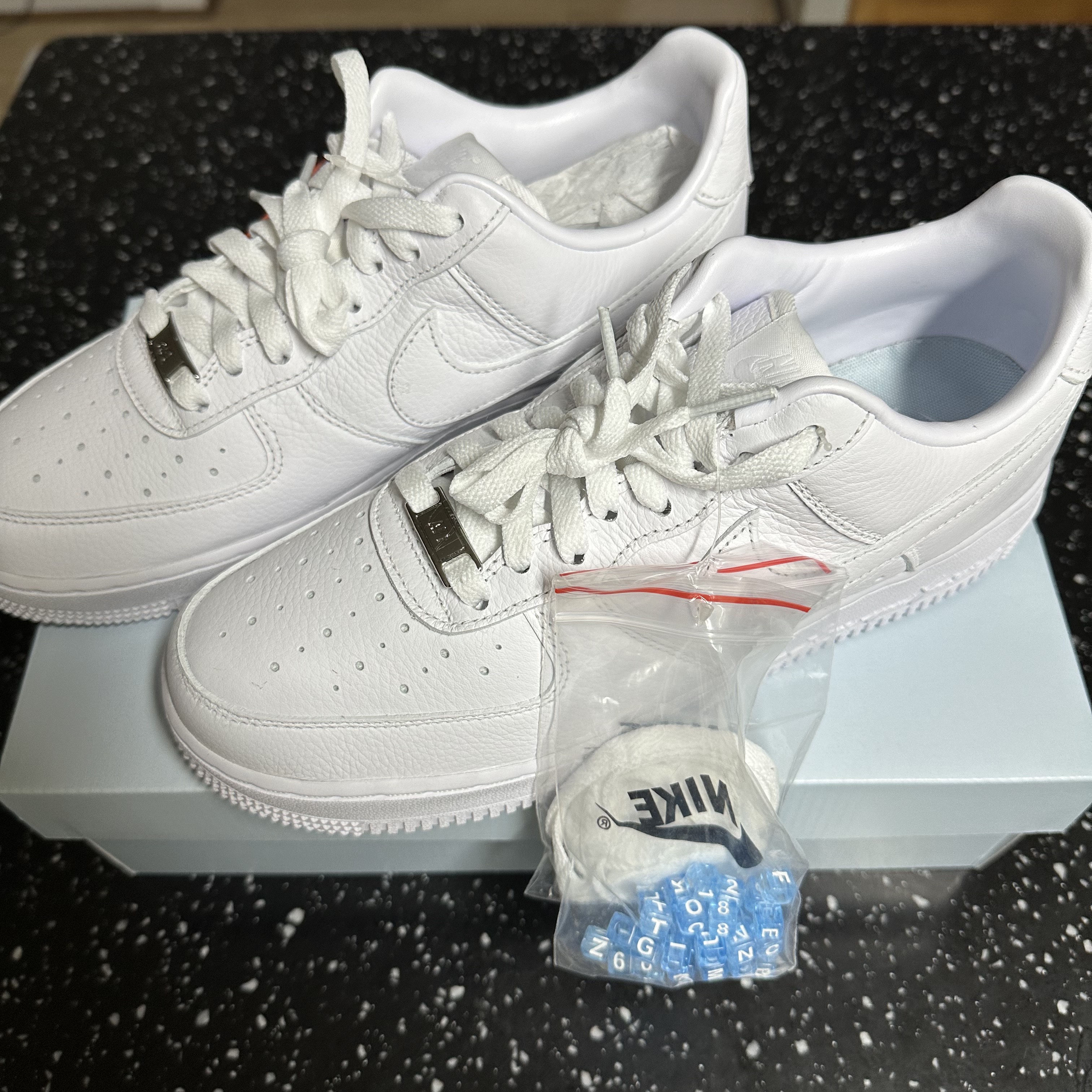 Nike x Drake Nocta Air Force 1 Low SP Certified Lover Boy White 착용 스타일 - 1