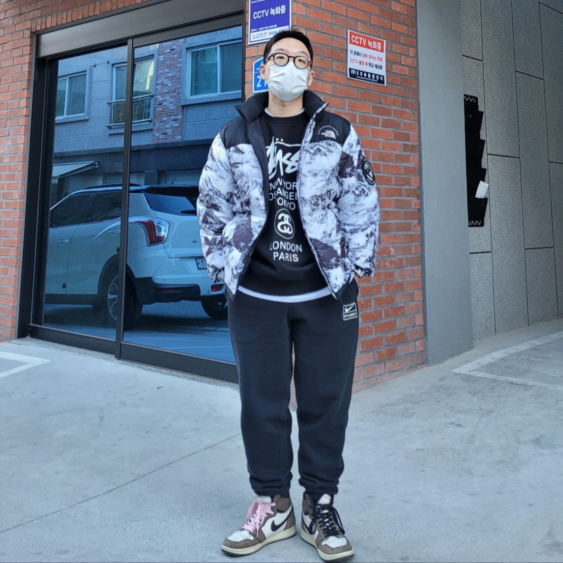 The North Face Lhotse Down Jacket Nutral Grey, Stussy World Tour Crew Black 2022 착용 스타일