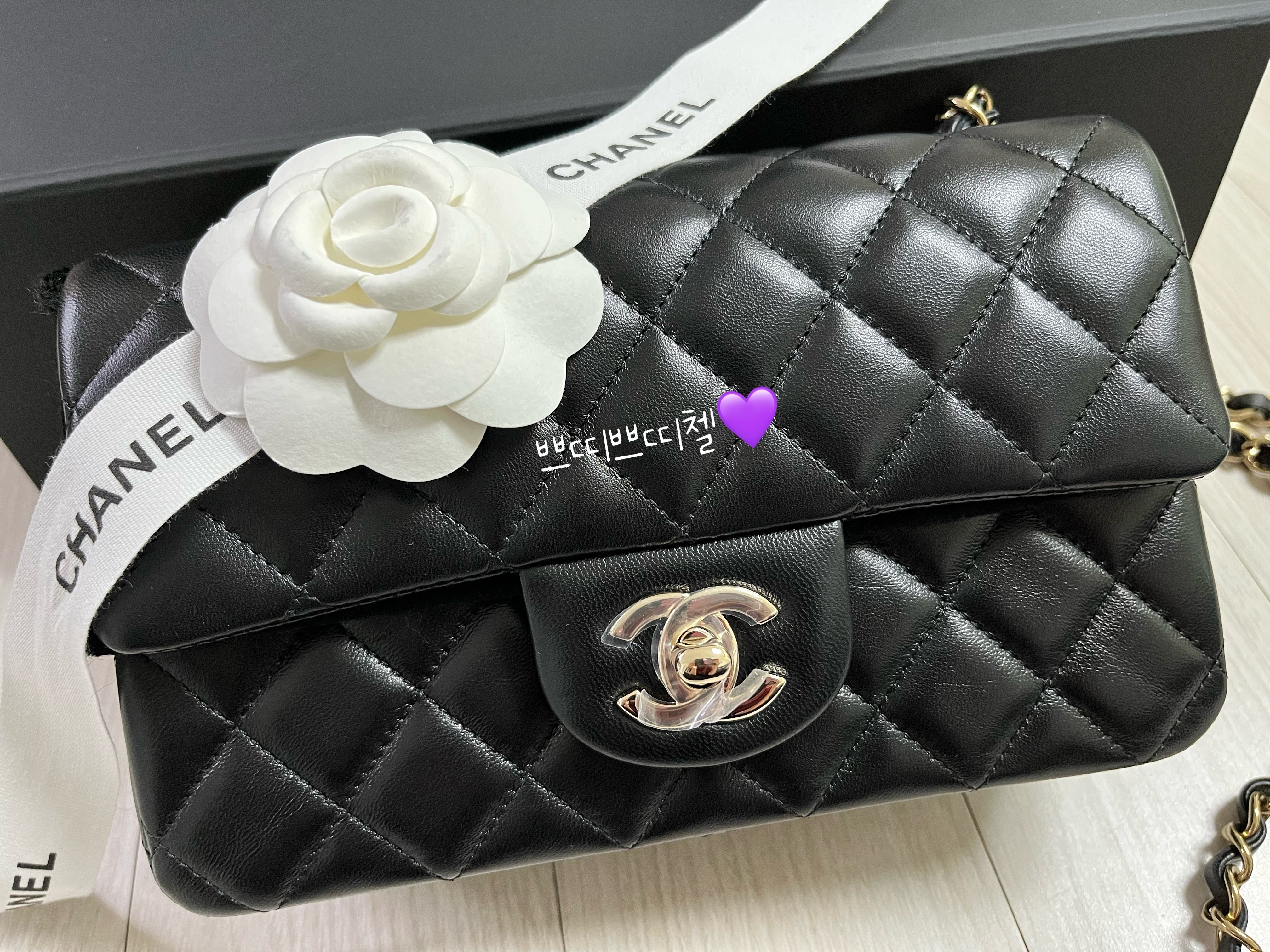Chanel Mini Flap Bag Lambskin & Gold Black 착용 스타일