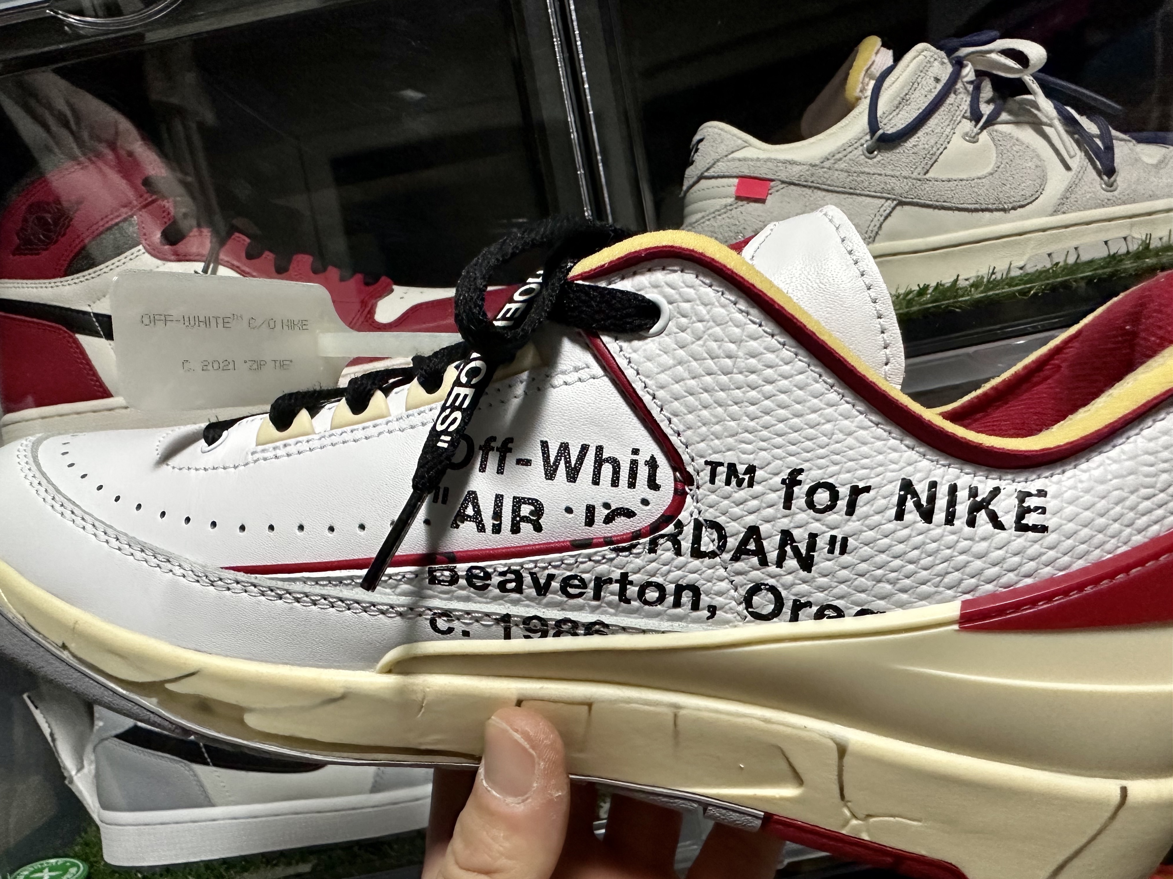 Jordan 2 x Off-White Retro Low SP White and Varsity Red, Nike x Off-White Dunk Low The 50 - Lot 18 착용 스타일 - 2
