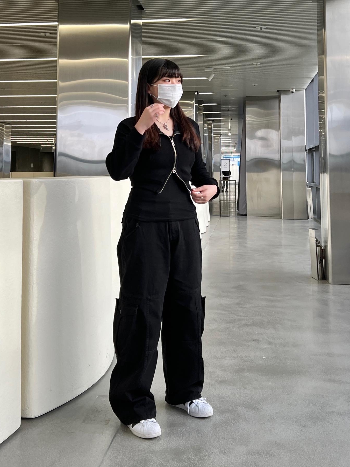 Adidas Superstar White Black 착용 스타일 - 1