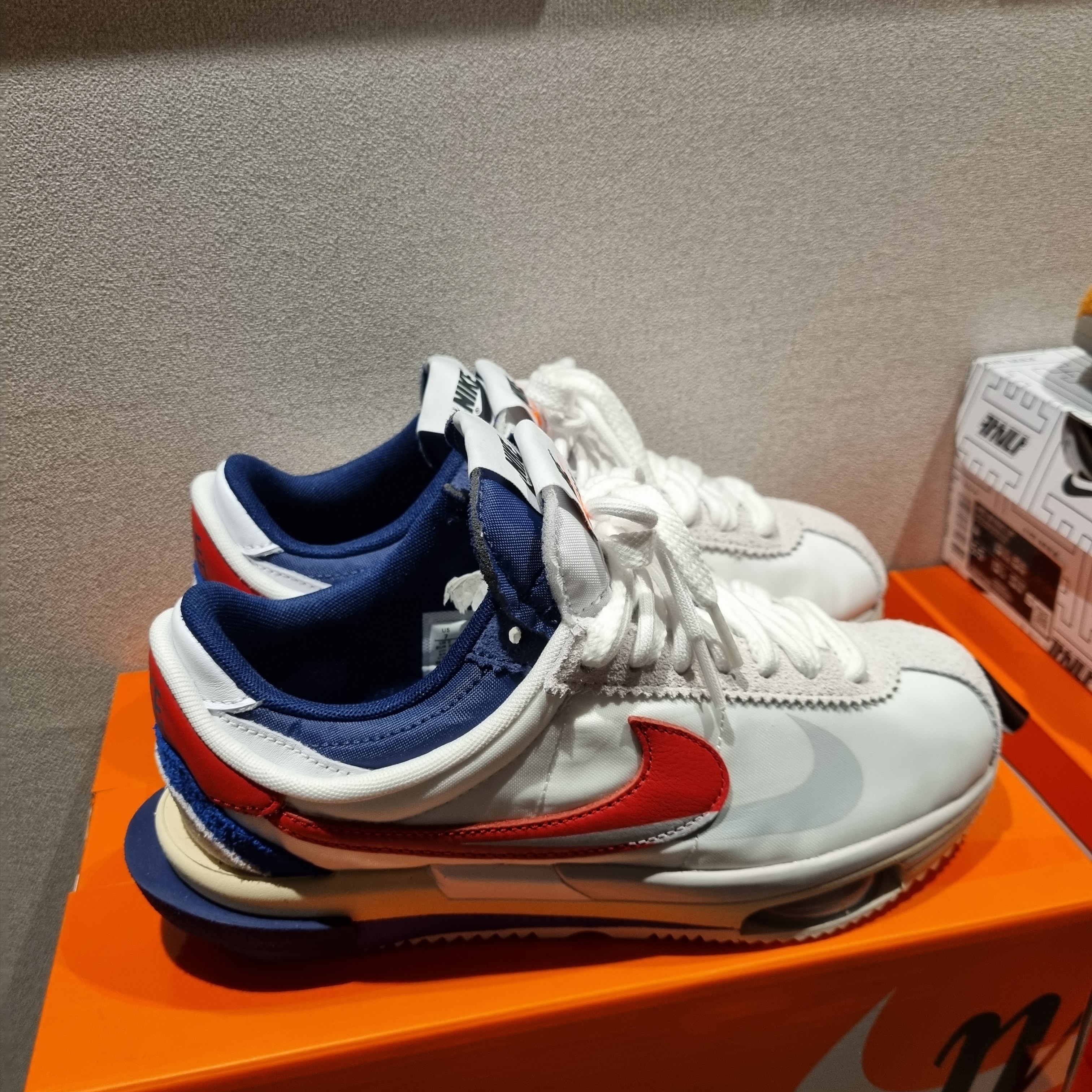 Nike x Sacai Zoom Cortez SP White and University Red 착용 스타일 - 4