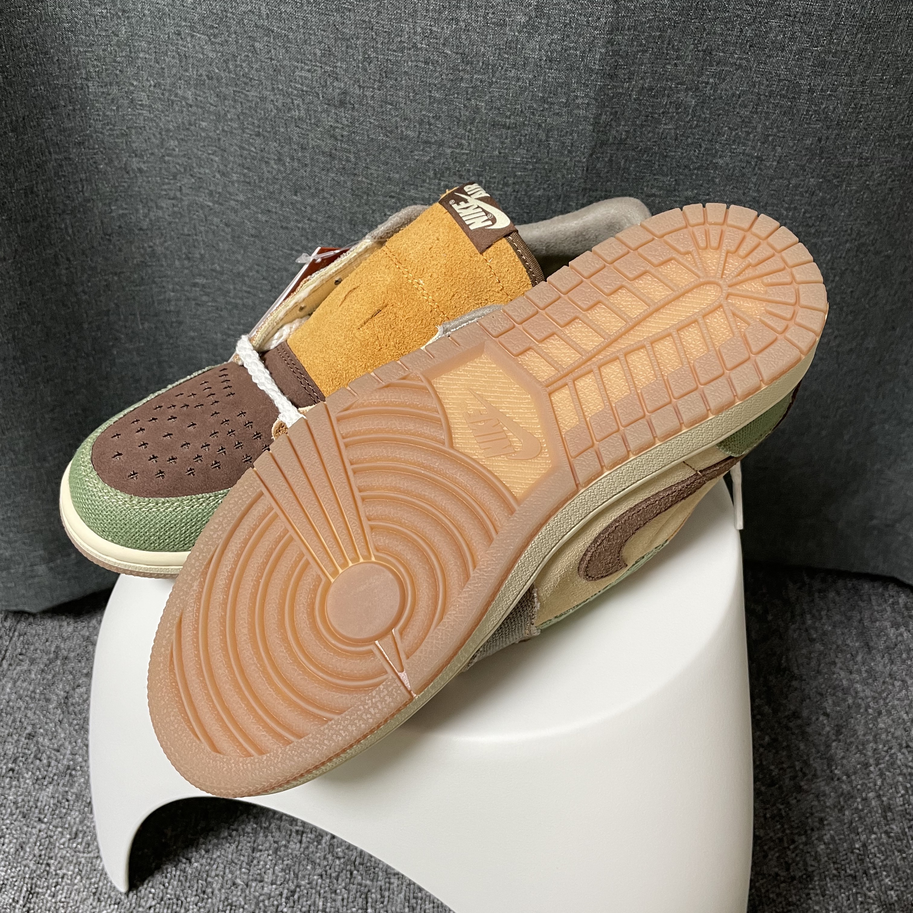 Jordan 1 x Zion Williamson Retro Low OG Flax and Oil Green 착용 스타일 - 3