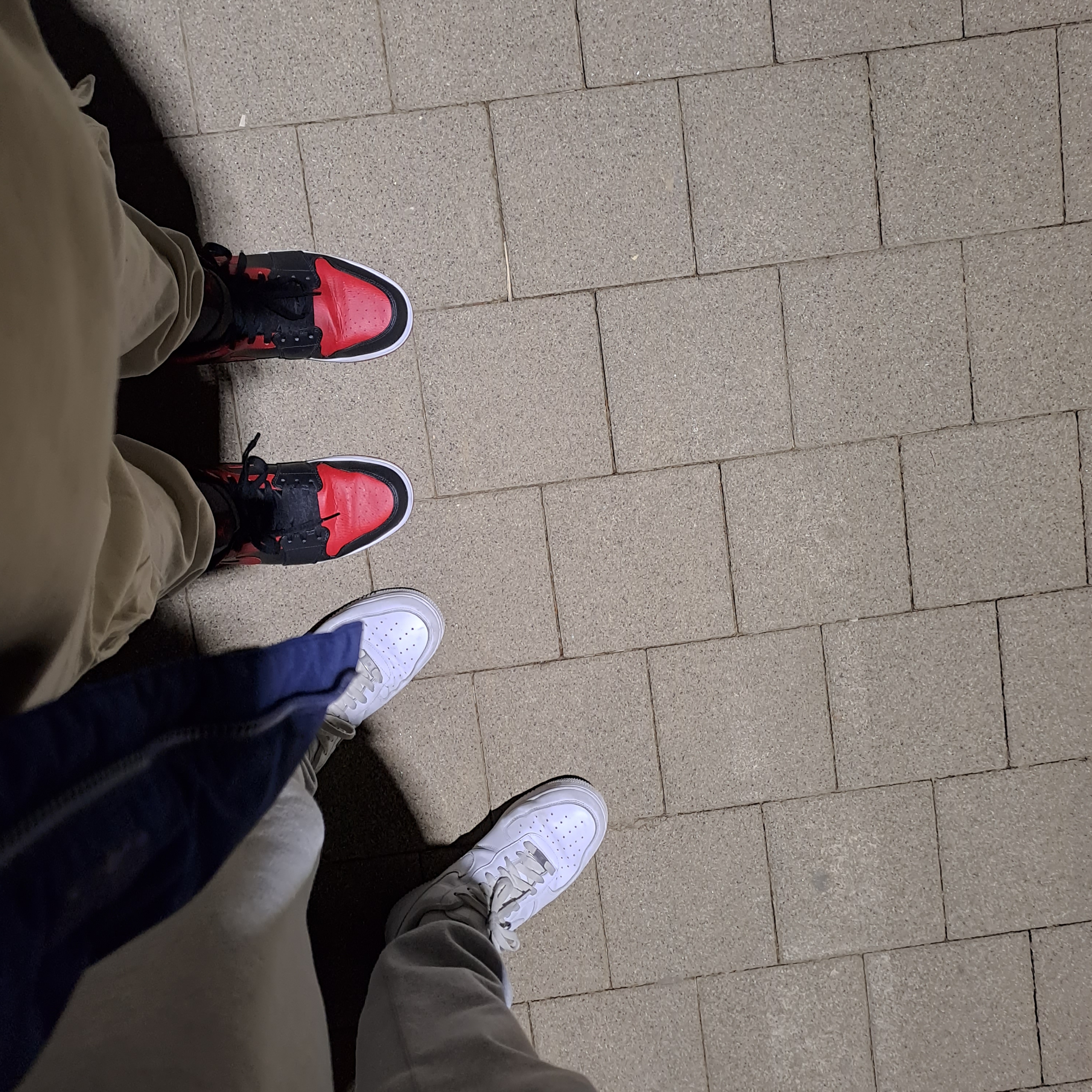 Nike Air Force 1 '07 Low White, Jordan 1 Mid Bred Banned 2020 착용 스타일