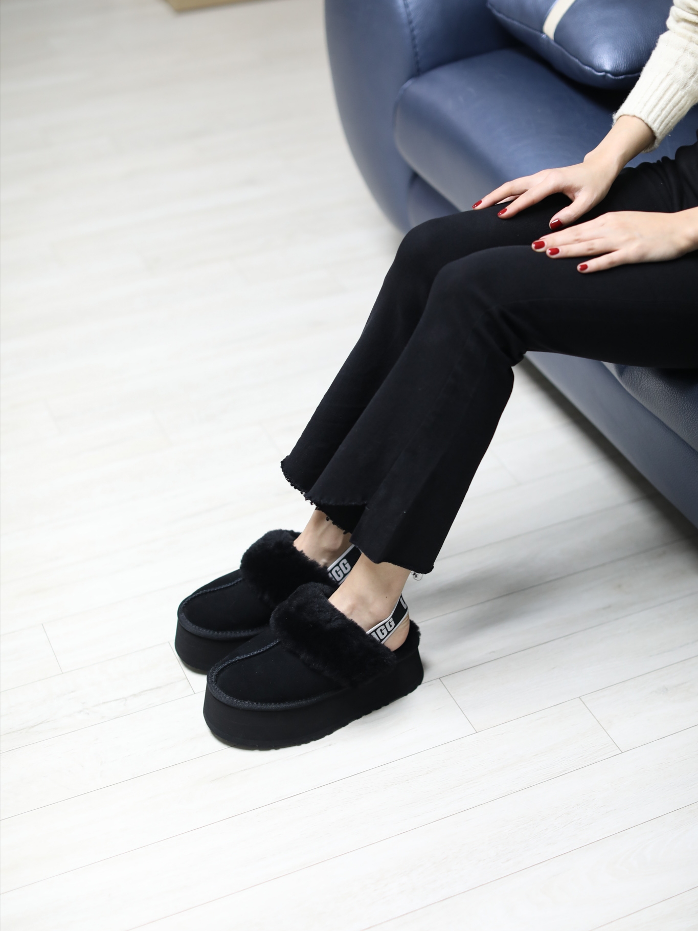 (W) UGG Funkette Slides Black 착용 스타일