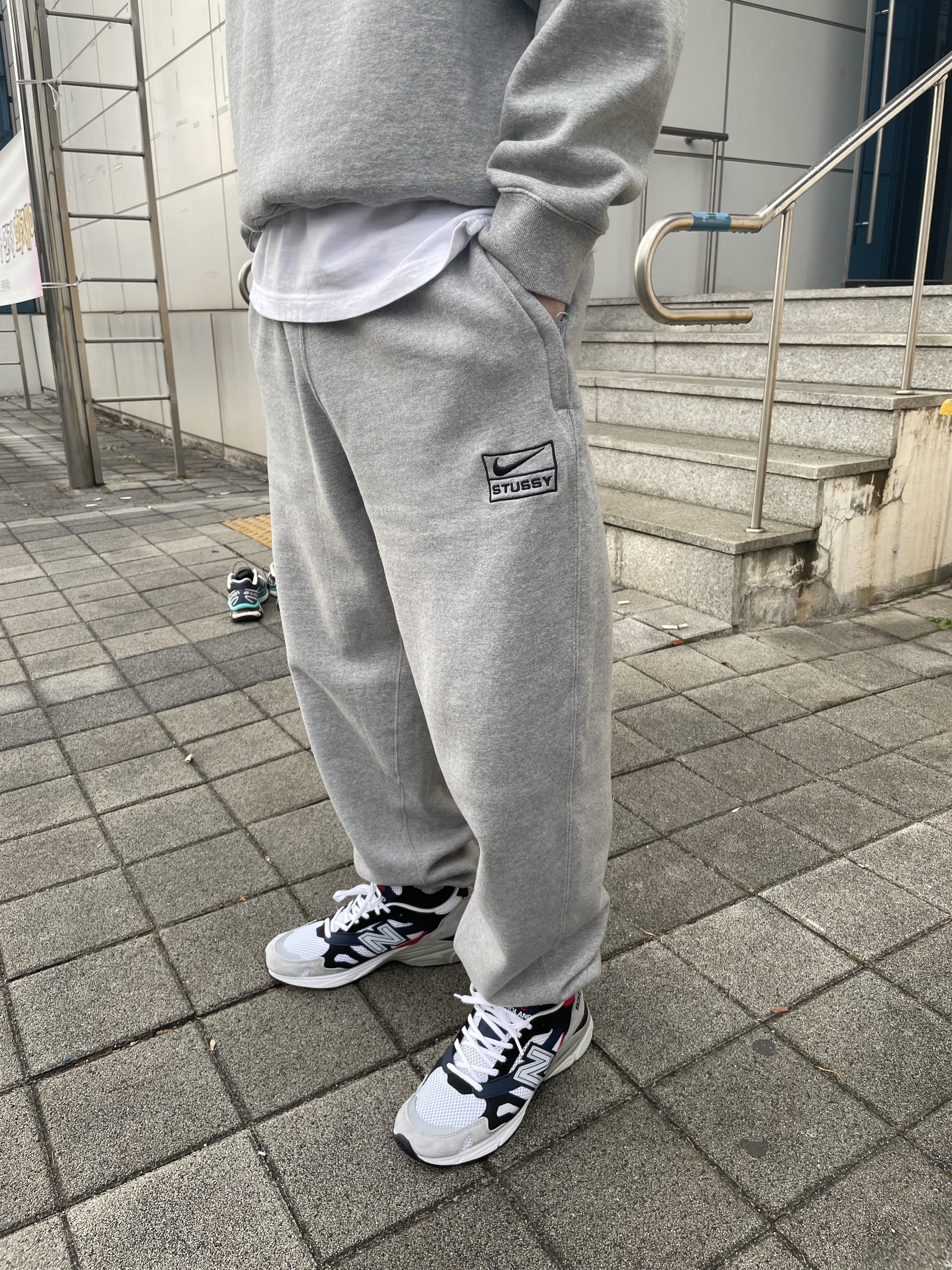 New Balance 920 Made in UK Silver Navy, Nike x Stussy NRG RA Fleece Pants Dark Grey Heather (DJ9490-063) 착용 스타일 - 2