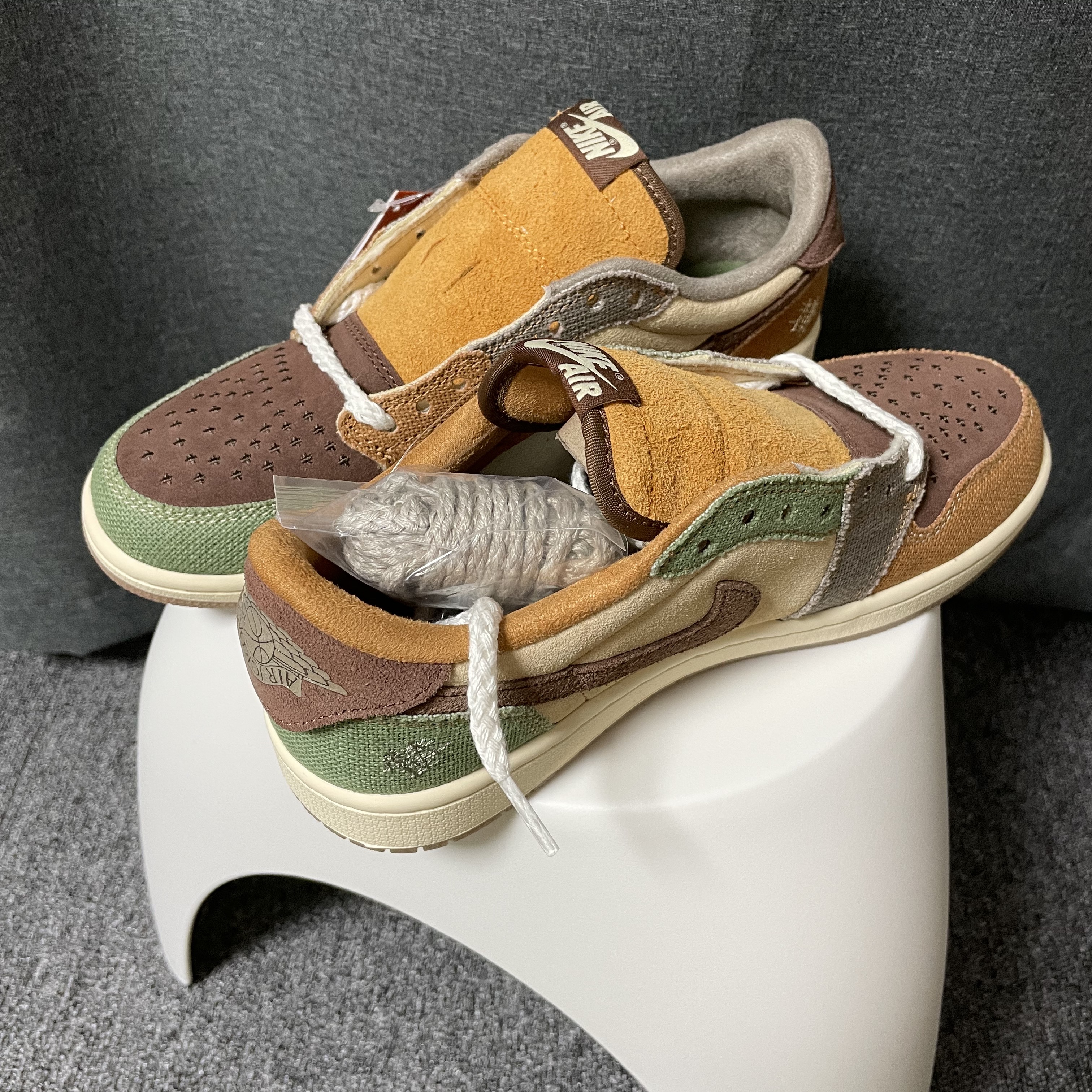 Jordan 1 x Zion Williamson Retro Low OG Flax and Oil Green 착용 스타일 - 2