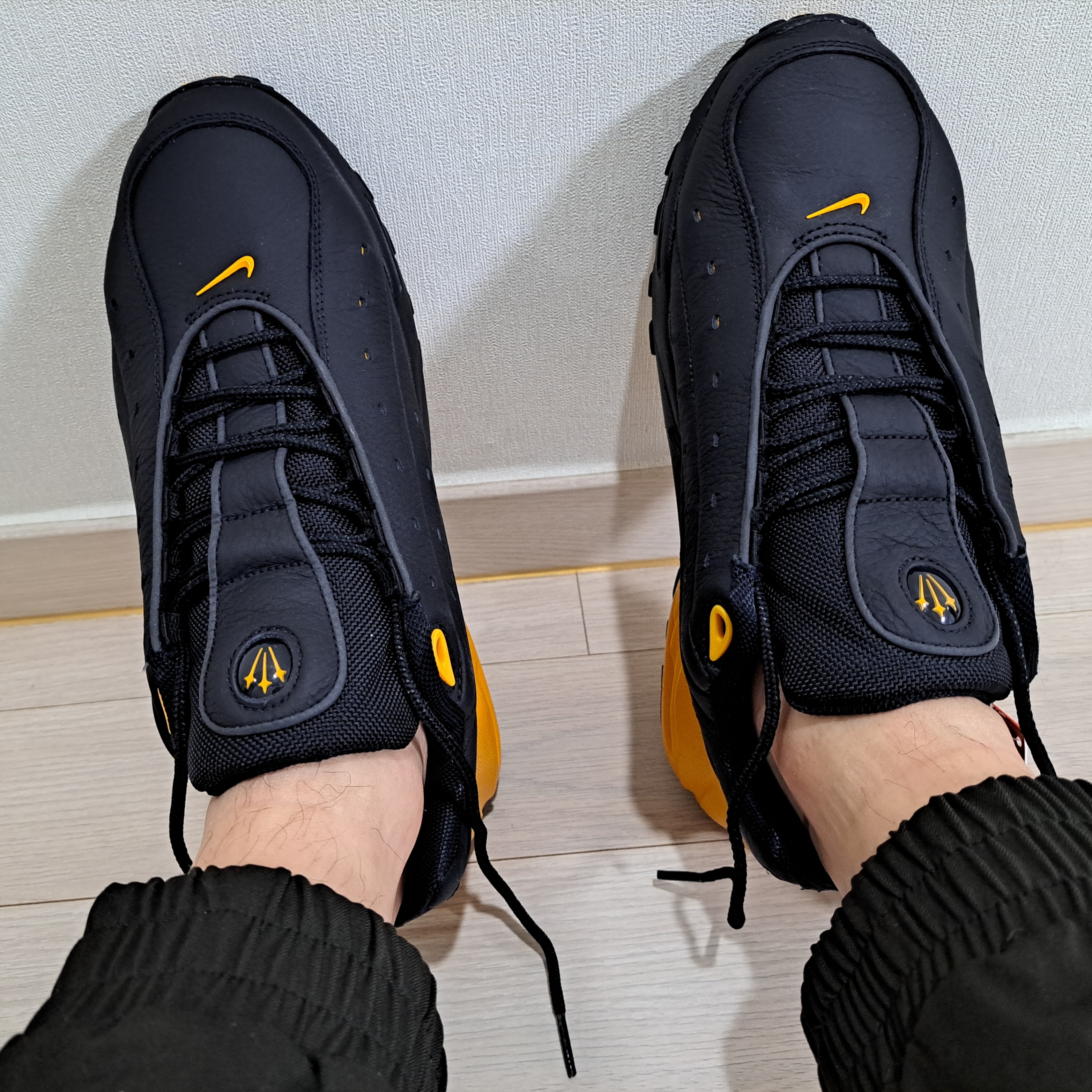Nike x Drake Nocta Hot Step Air Terra Black and Yellow 착용 스타일 - 1