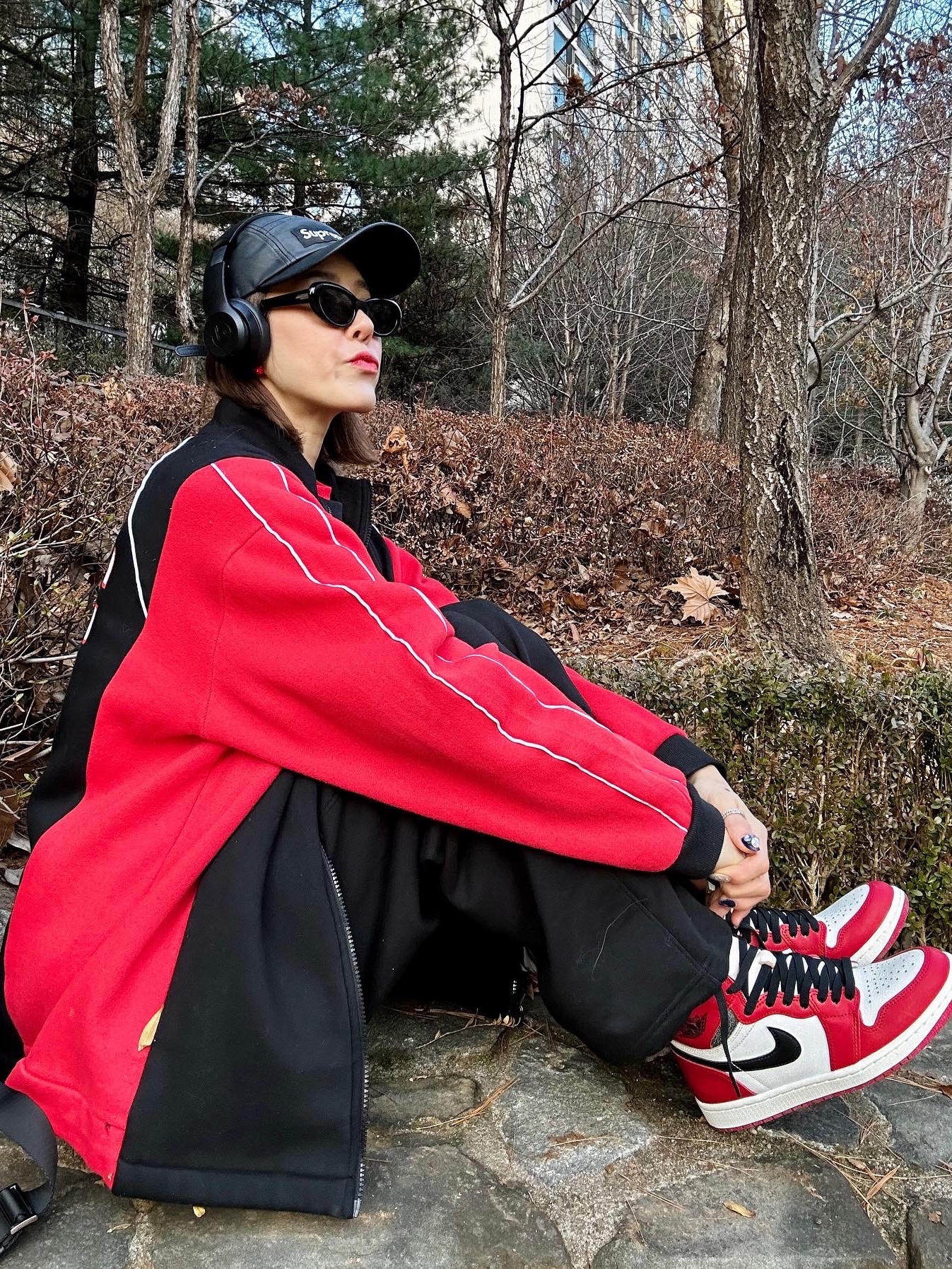Jordan 1 Retro High OG Chicago 2022, Prada Re-Nylon and Saffiano Leather Shoulder Bag Black 착용 스타일 - 5