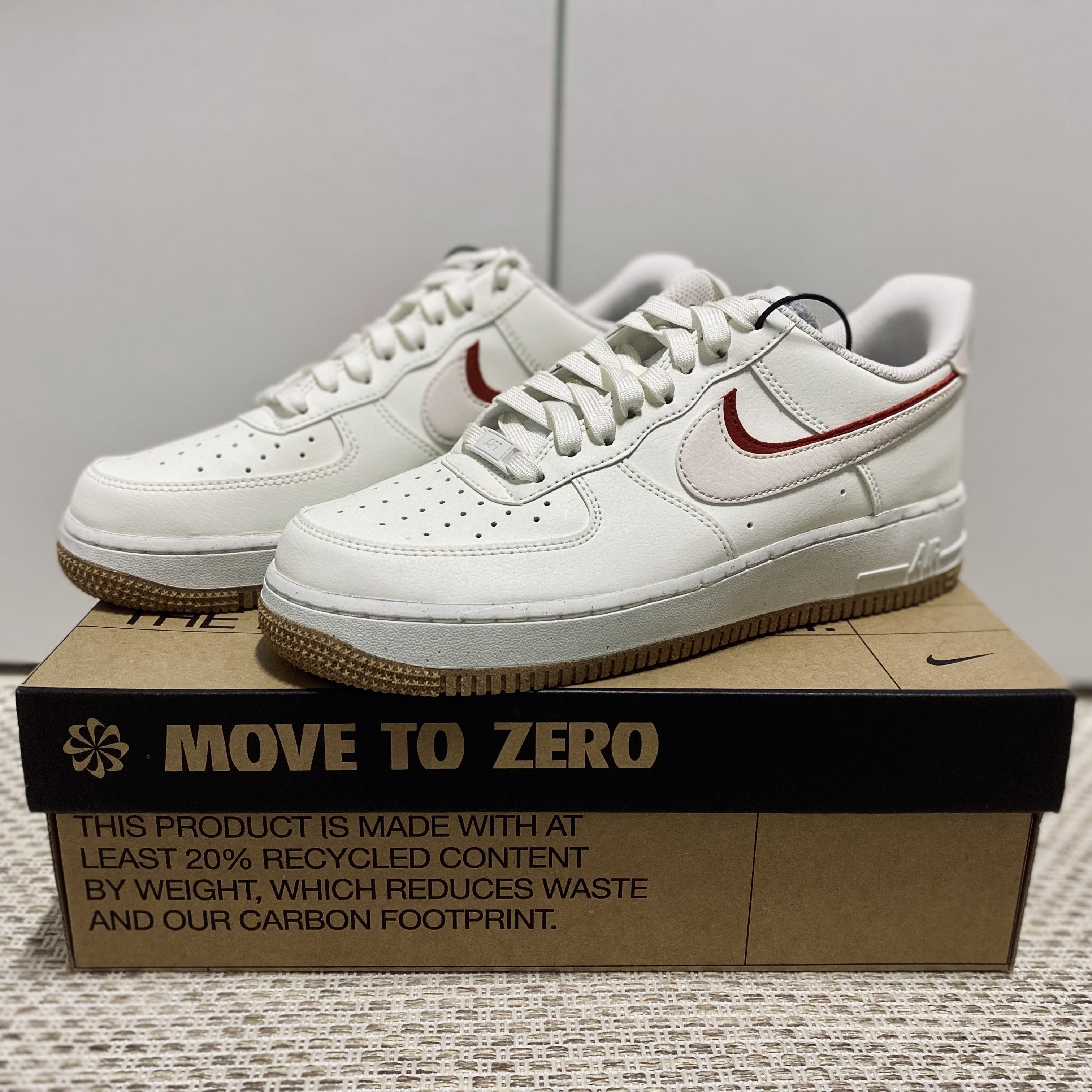 (W) Nike Air Force 1 '07 LX Sail Cinnabar 착용 스타일 - 1