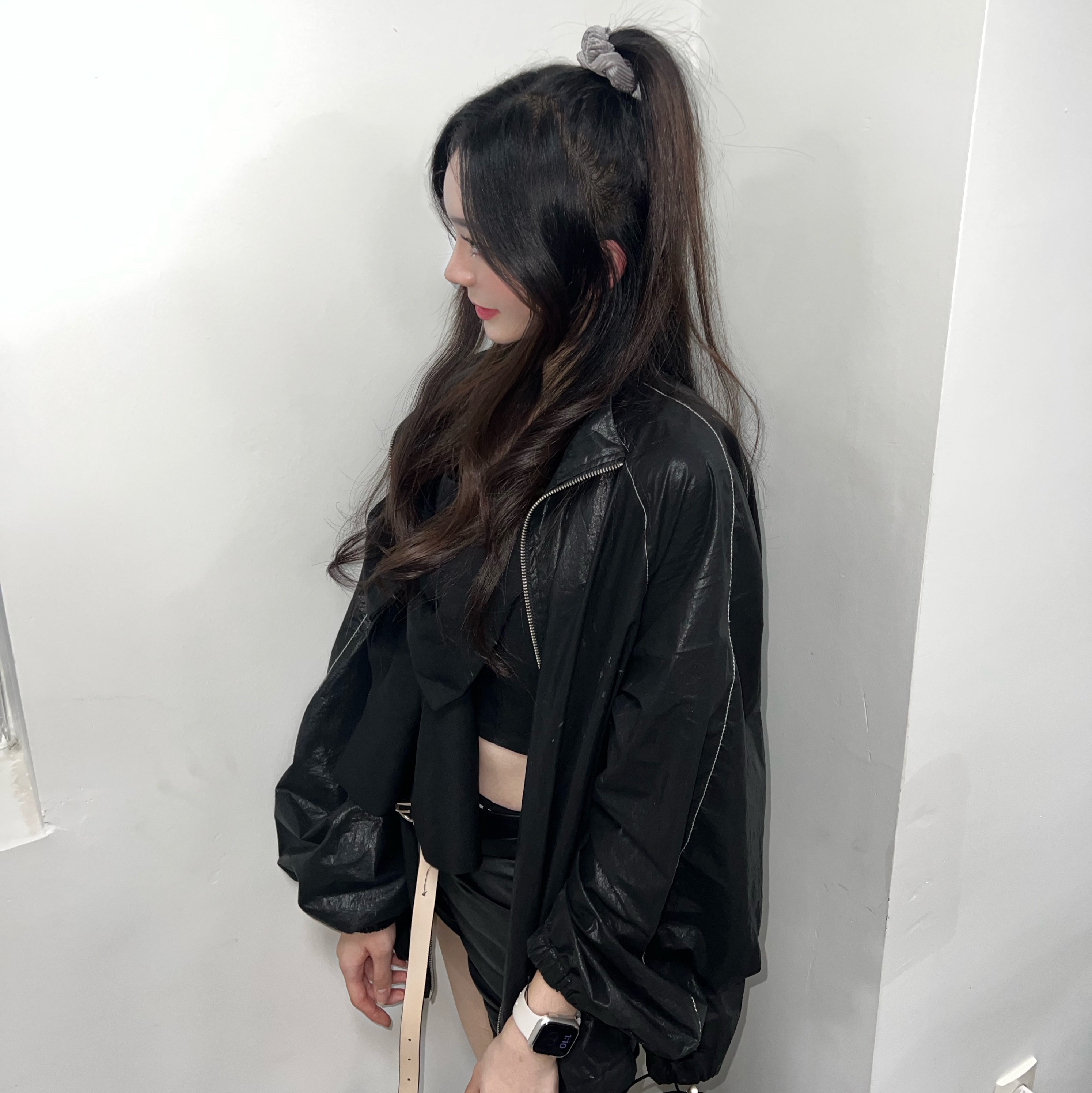 (W) Matin Kim Logo Coating Jumper Black 착용 스타일