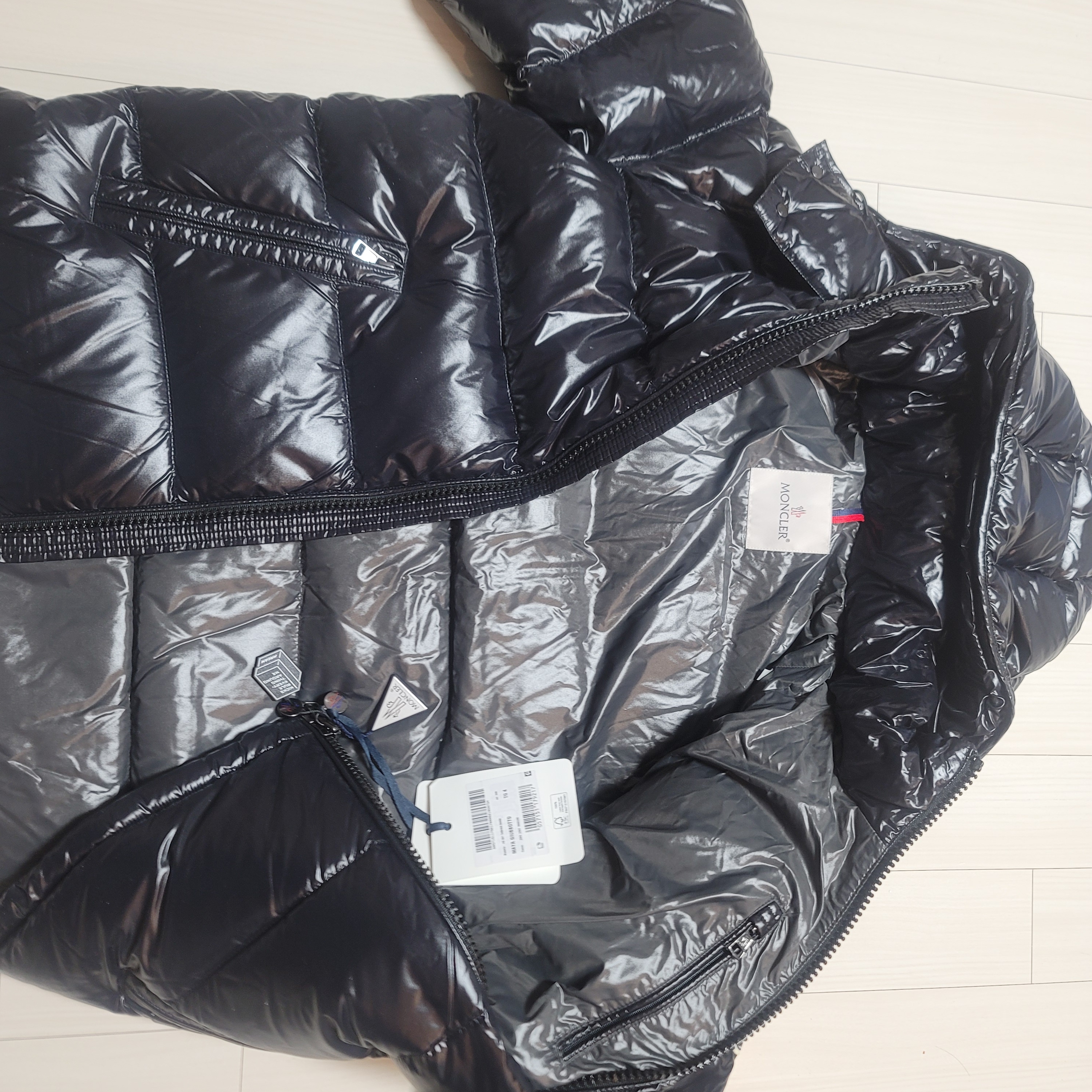 Moncler Maya Short Down Jacket Black - 22FW 착용 스타일 - 2