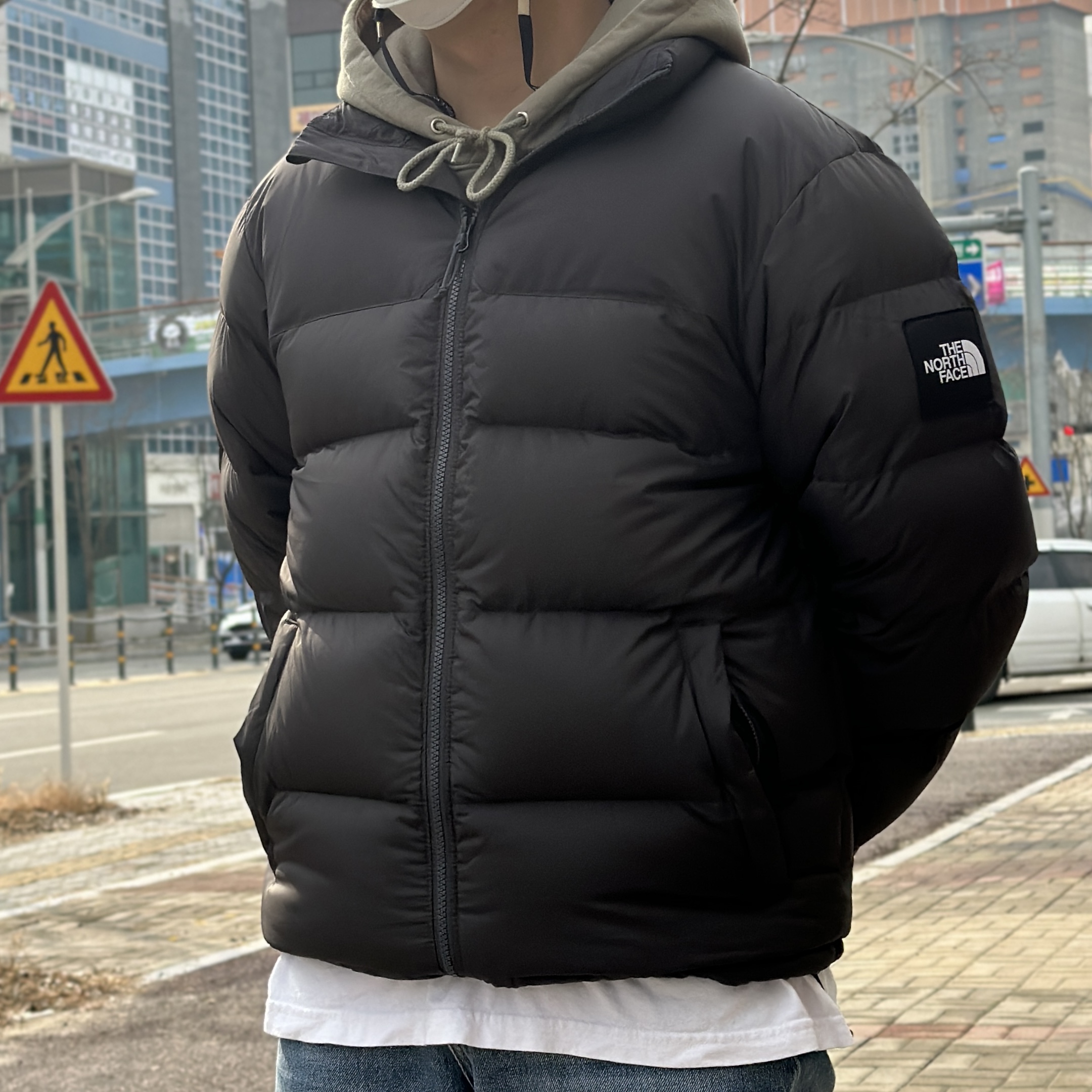 The North Face 1992 Nuptse Jacket Charcoal 착용 스타일