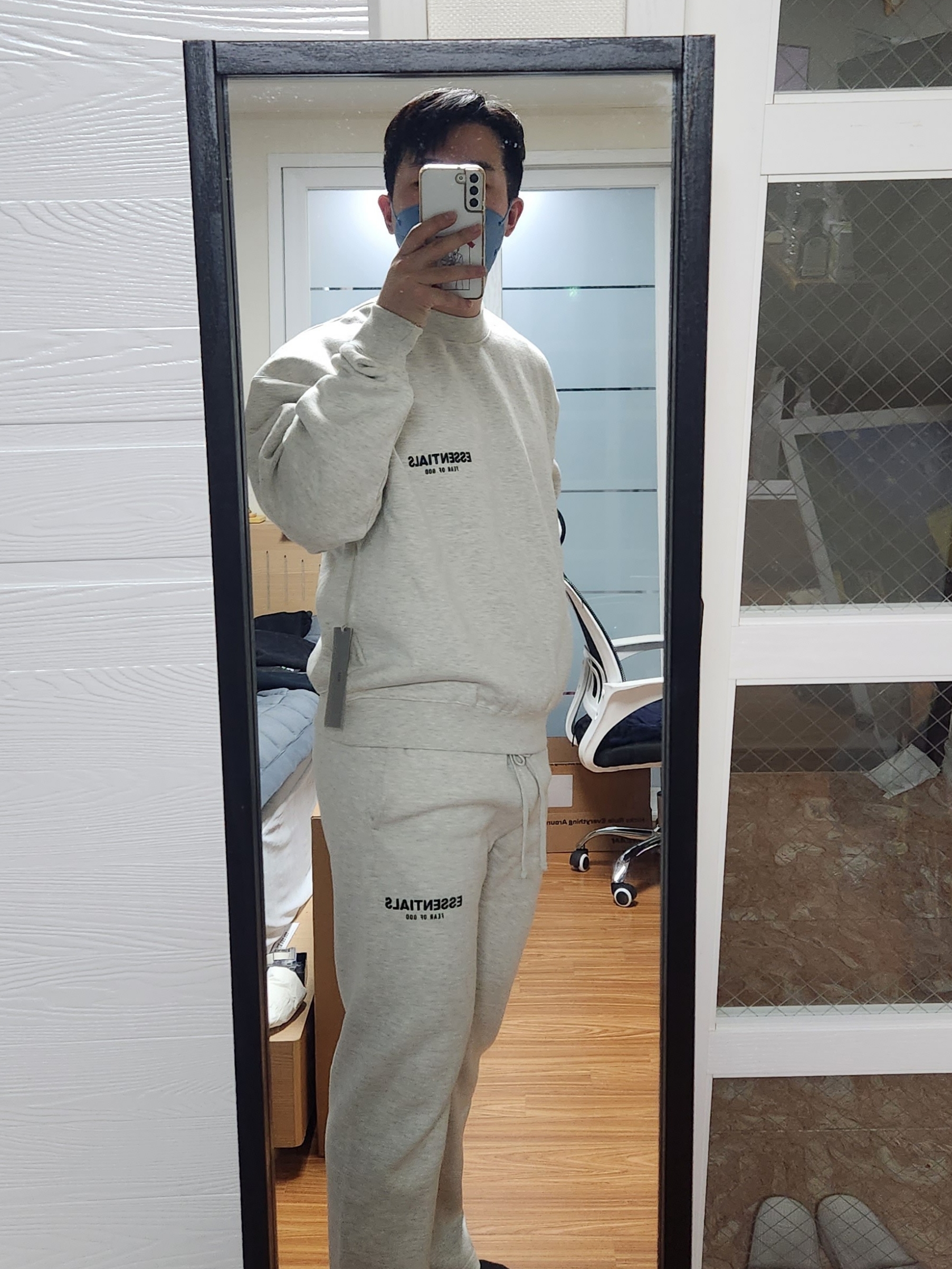 Essentials The Core Collection Crewneck Sweatshirt Light Oatmeal, Essentials The Core Collection Relaxed Sweatpants Light Oatmeal 착용 스타일 - 2