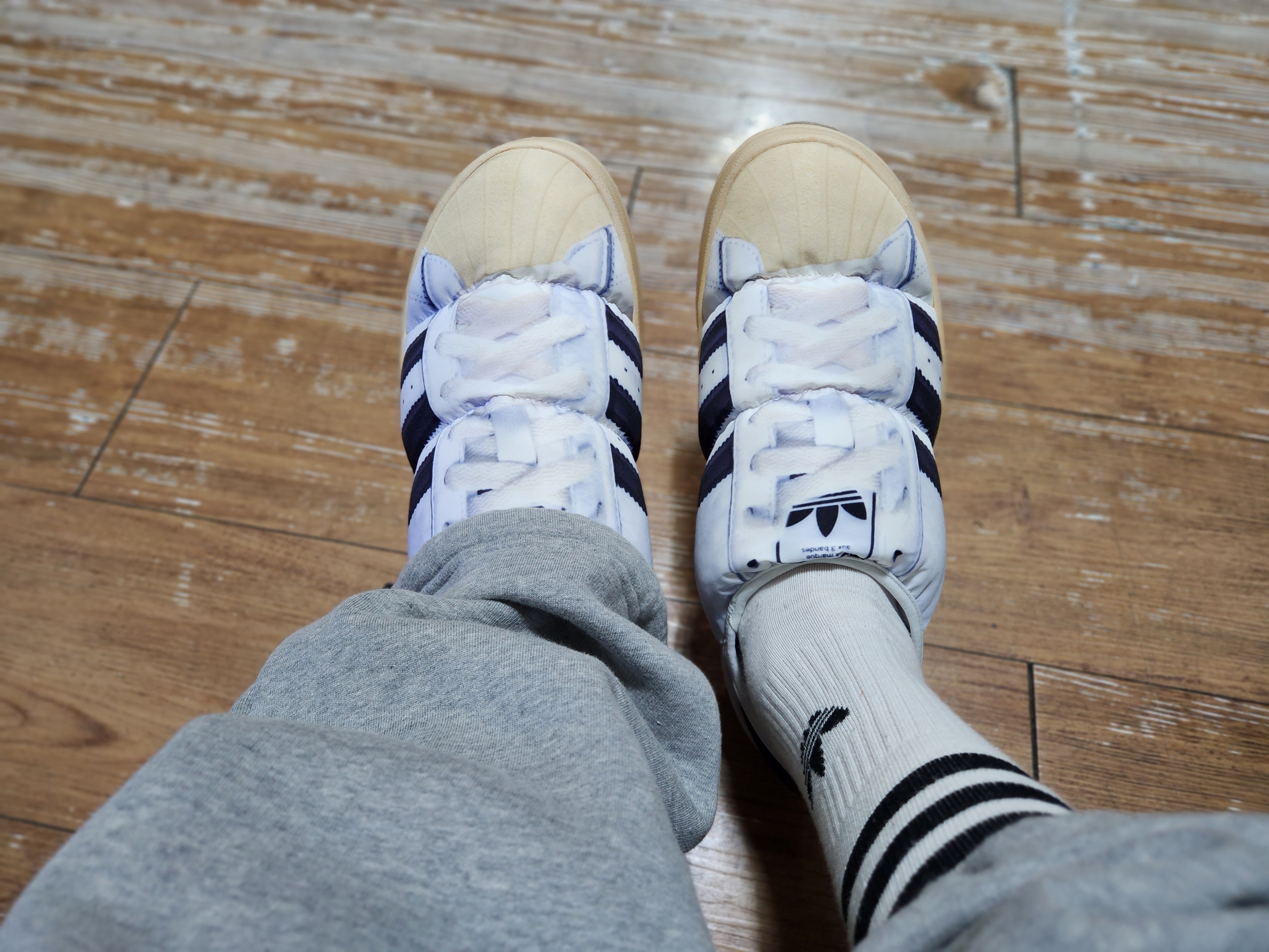 Adidas Puffylette Superstar Cloud White 착용 스타일 - 5
