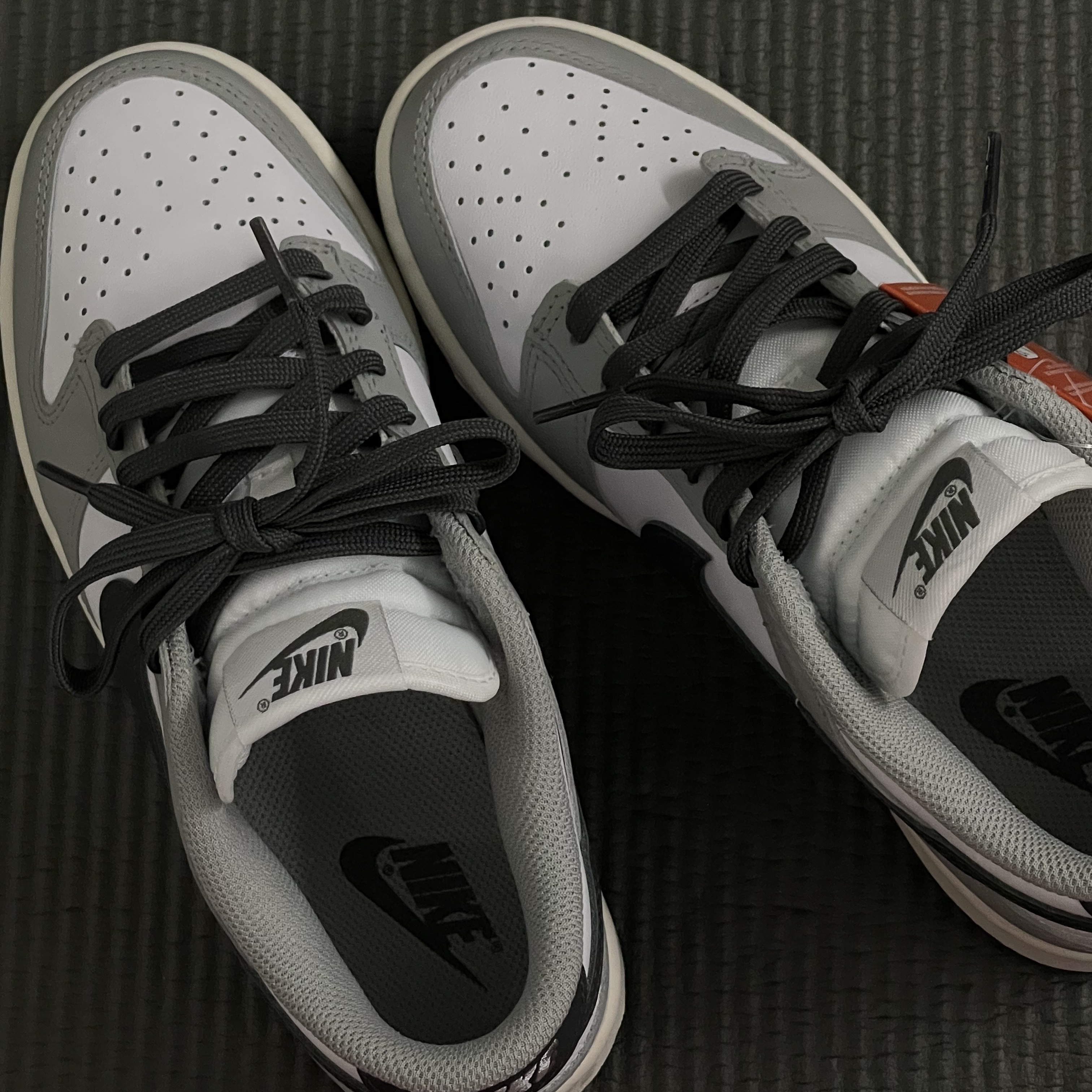 (W) Nike Dunk Low Light Smoke Grey 착용 스타일 - 1