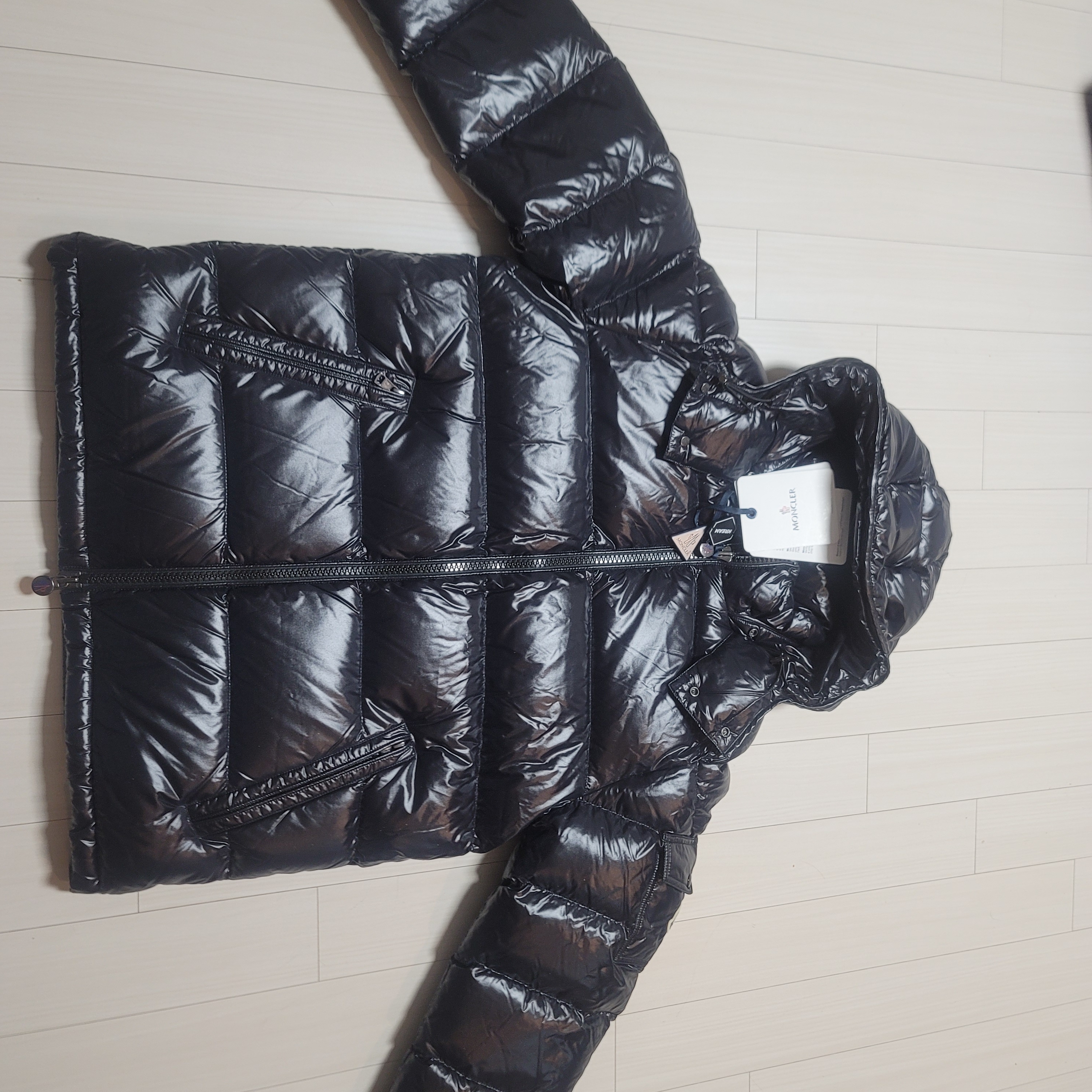 Moncler Maya Short Down Jacket Black - 22FW 착용 스타일 - 1