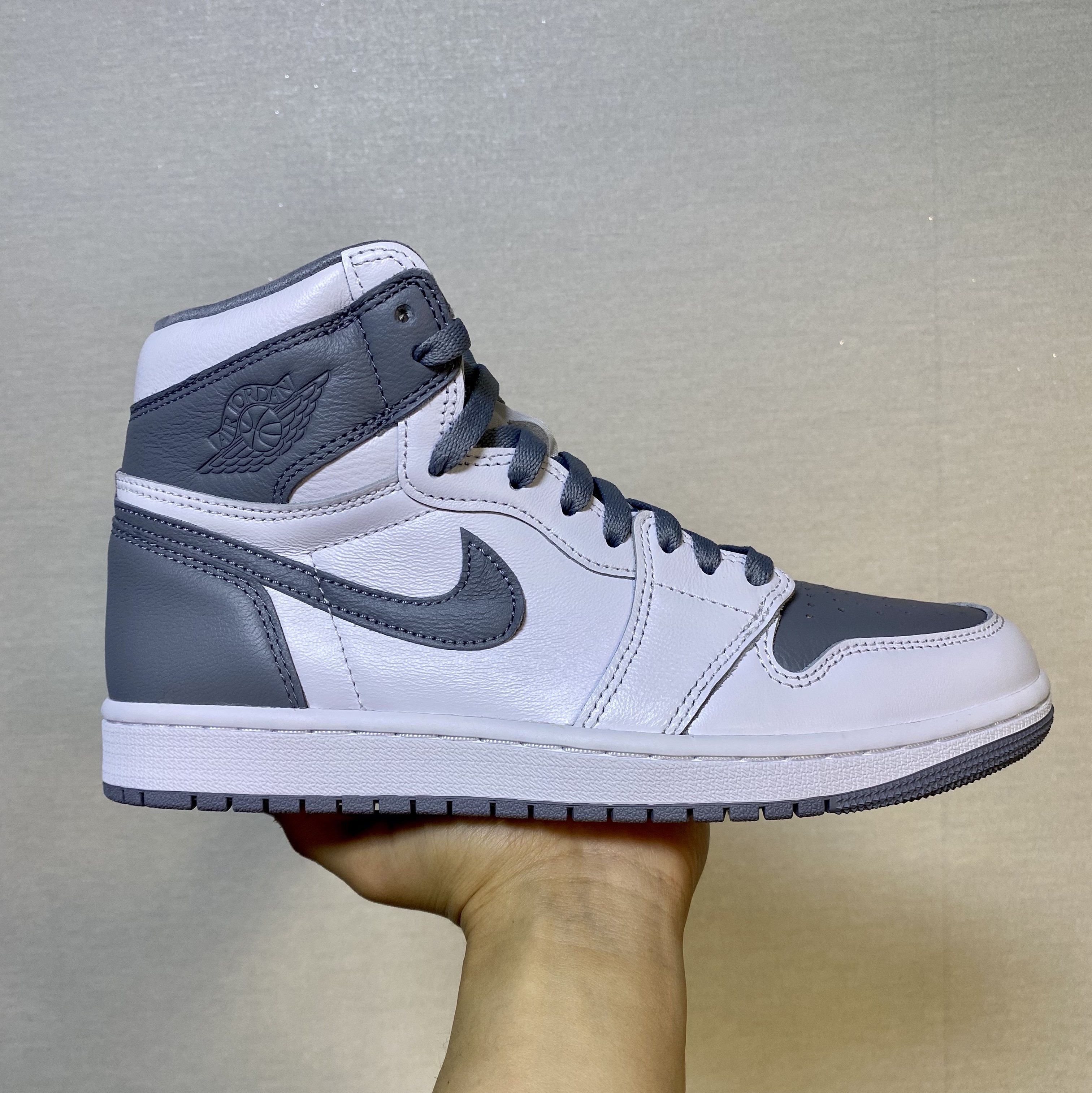 Jordan 1 Retro High OG Stealth 착용 스타일 - 2