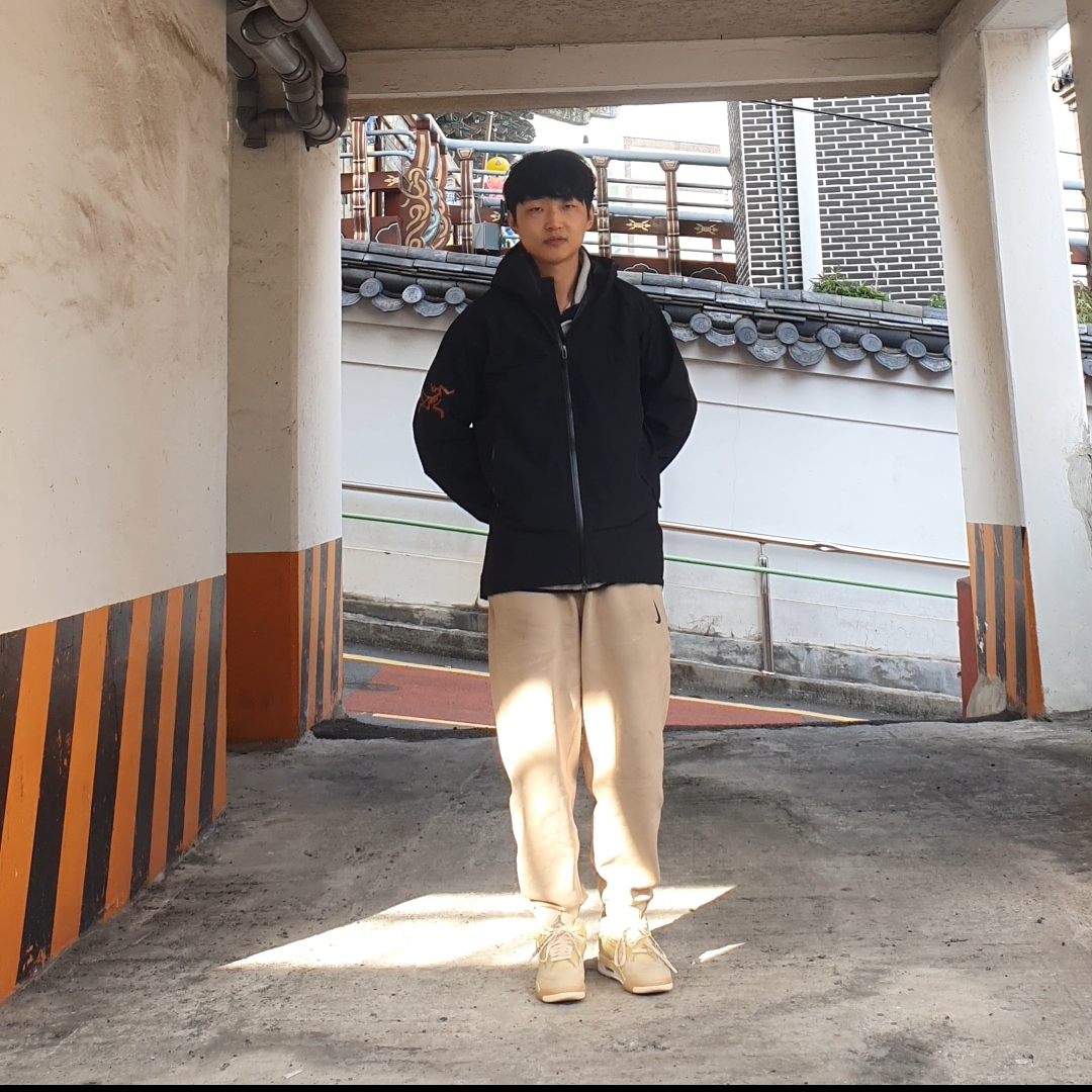 Arc'teryx x Beams Zeta SL Jacket Black Orange, (W) Jordan 4 x Off-White Retro SP Sail 착용 스타일 - 1